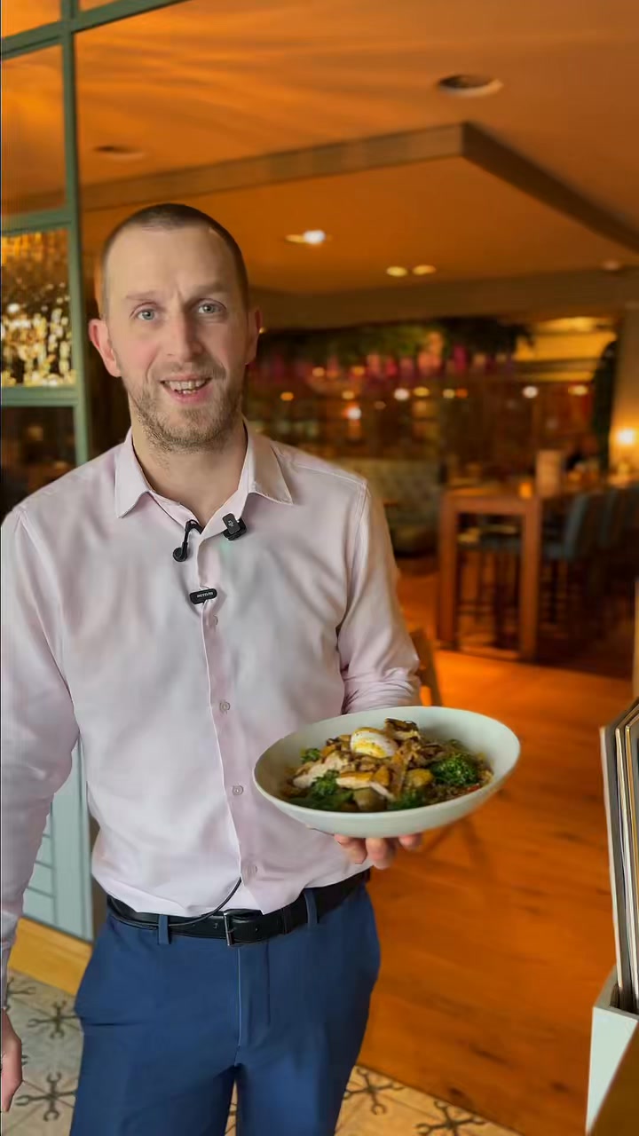 Midweek Special✨
WARM CHICKEN SALAD
Chargrilled chicken, poached egg, baby potatoes, broccoli, peppers & couscous with a mango dressing.
Enjoy 😊
📞01383 821115
📱 https://www.louiebrowns.co.uk
🚶Walk ins welcome