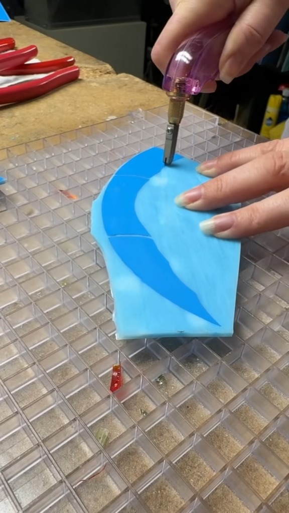 Let's cut some glass! Listen to the sounds!
I draw my own patterns then cut them out on a Cricut machine using permanent vinyl. Then place my pattern pieces on the glass. Score then break!
#Stainedglass #cuttingglass #stainedglassclasses #Waukesha #Wisconsin