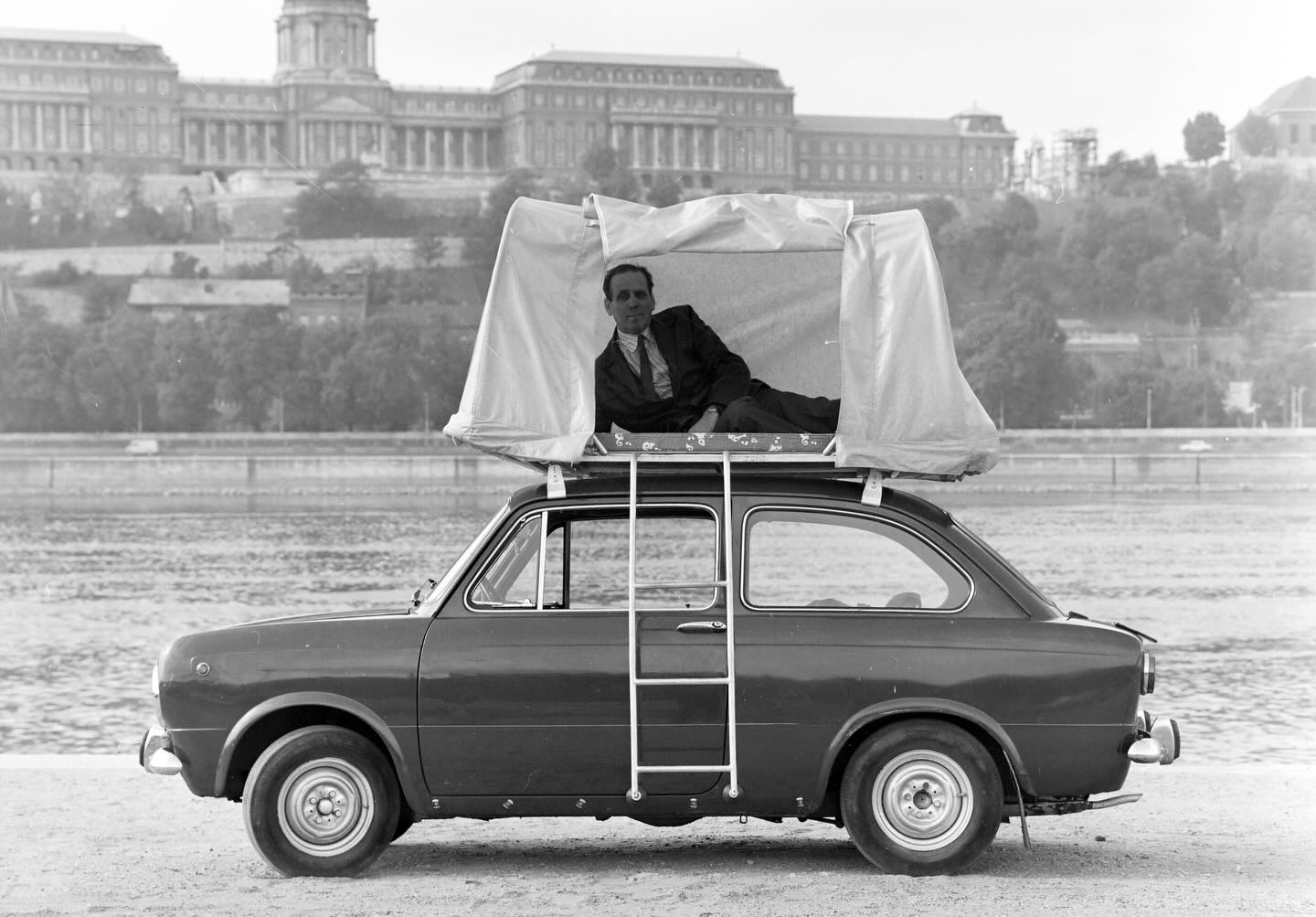 Állj meg egy pillanatra… 📷
A fotó csak egy pillanatot mutat meg, de egy egész történetet mesél el. Ez a történet szólhat egy üzletemberről, aki házilag épített egyszerű tetősátrát szeretné reklámozni egy napsütéses, pesti alsó rakparton készült fotóval.
Lehet akár egy spontán szabadnap vagy hétvége, amikor a Fiat 850 letekert ablakokkal végighasított a városon. Tetejére már kora reggel felkerült a kinyitható váz, és a sátorponyva. Egy ikonikus gyors fotó a Duna parton a Budavári Palotával a háttérben, és folytatódhat a kaland.
A kép készítése óta eltelt több mint 50 év ellenére, az érzés amit a fotó sugall, legyen az bármelyik történet, ugyanaz.
Neked mi jut eszedbe erről a képről, ha megállsz egy pillanatra?🧐
Fotó: Fortepan #215659
👉 Link a bioban!
#fortepan #budapesthistory #fiat850 #rooftoptent tetosator