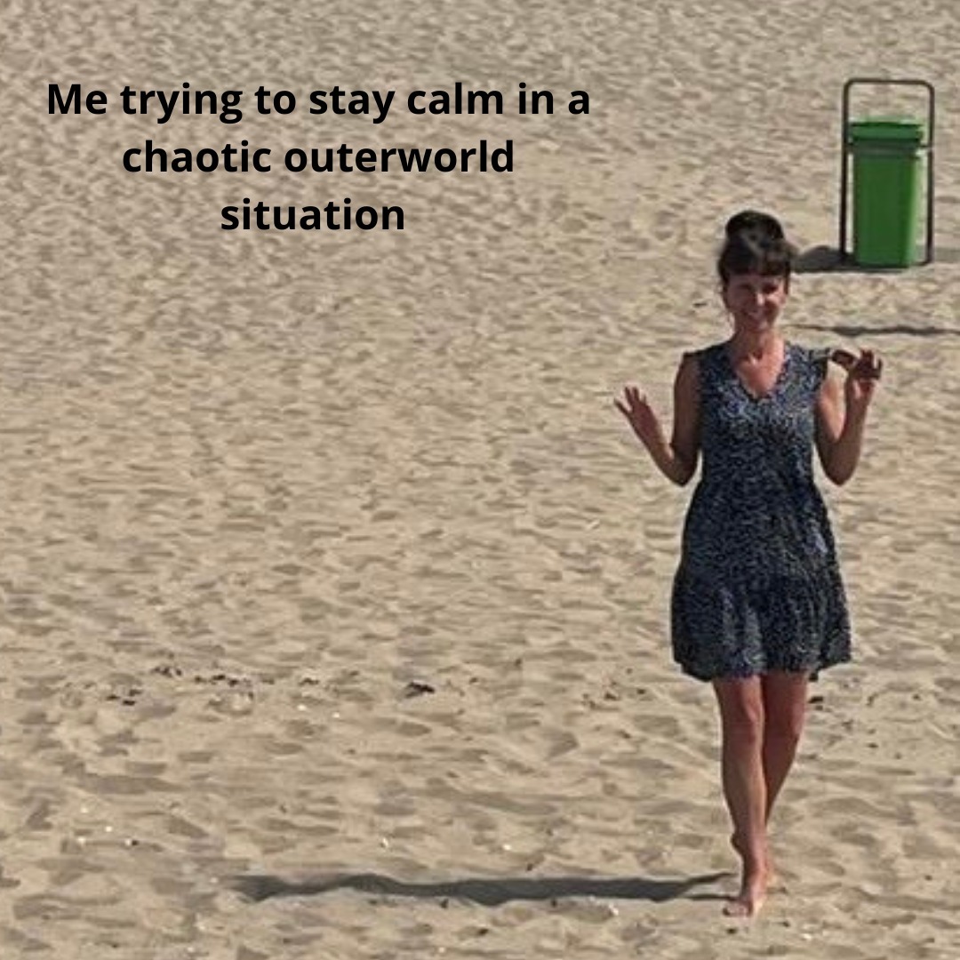 “Liefde overwint alles,” zeggen ze. Ik weet het zo net nog niet. Ik denk wel dat liefde het antwoord is op veel ellende en conflict, maar dan vooral de liefde in jezelf. En dat de oplossing zit in het niet mengen en reageren op drama.
Reactief zijn komt vaak voort uit onopgeloste pijn. En is in mijn beleving een manier om die pijn niet te hoeven voelen.
Heel regelmatig in situaties die niet goed afgerond waren wenste ik op een fatsoenlijke afsluiting. Inclusief mijn vader zelfmoord waar ik fantaseerde over een afscheid. Het zou soms makkelijker zijn, maar ik denk niet dat het perse nodig is. Als je je verlies echt kunt nemen en de pijn kunt doorvoelen dan valt de behoefte aan in gesprek gaan weg.
Heel reactief zijn is coping, drama is coping, erg gericht zijn op de buitenwereld is coping, anderen de schuld geven is coping.
#heling