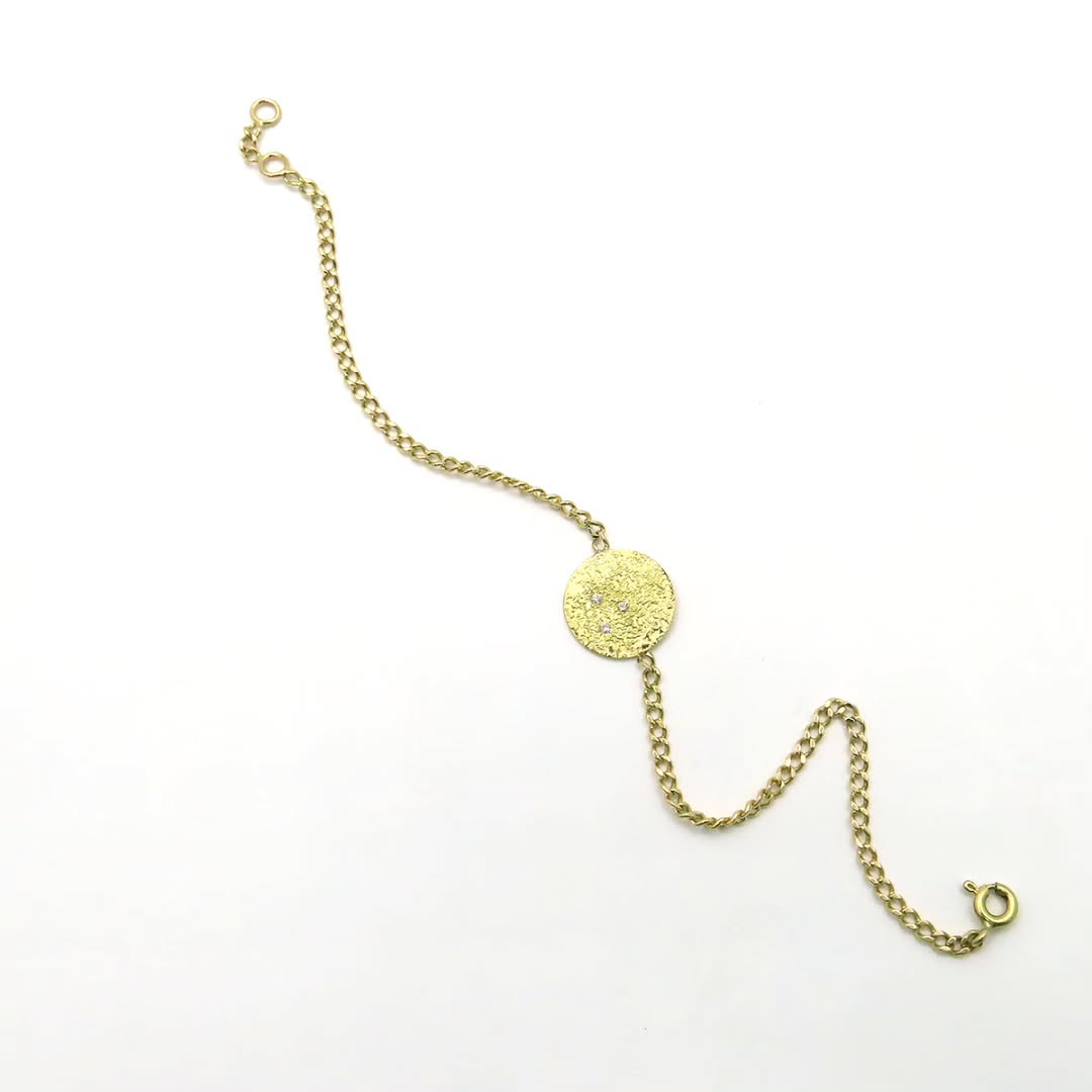 Hij kwam mijn atelier binnen, met een duidelijk doel voor ogen:
een cadeau voor zijn dochter, voor haar 40ste verjaardag.
Niet zomaar iets, maar iets dat betekenis draagt.
Een armband, verfijnd en tijdloos, met drie diamantjes
Zoals altijd nam ik hem mee in het proces.
Stap voor stap,
uitkappen, vuur, vormen, solderen…
Elke fase deel ik met foto’s vanop de werkbank,
zodat de klant kan zien hoe een idee langzaam verandert in iets tastbaars.
Hij vertelde iets dat me raakte:
Ze gingen de foto’s afdrukken
en bij het cadeau leggen.
Zodat zijn dochter kon zien
hoe dit juweel — speciaal voor haar —
met de hand, met aandacht, met vakmanschap,
was ontstaan.
Een armband met drie diamantjes.
Maar eigenlijk gaf hij haar veel meer:
een stukje ambacht,
een stukje verhaal,
en vooral —
zijn liefde, gevangen in goud.
#jouwherinneringmijnambacht #duurzaamjuweel
#juweelontwerp
#goud
#goudsmid