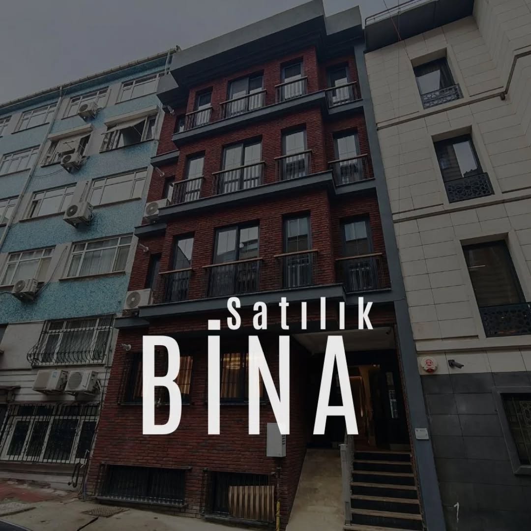 İSTANBUL’UN KALBİNDE, YÜKSEK TEKNOLOJİ VE LÜKSÜN BULUŞTUĞU YATIRIM FIRSATI!
Beyoğlu’nun en prestijli noktasında; Galataport’a 5 dakika, İstiklal Caddesi’ne 6 dakika yürüme mesafesinde yer alan binamız, en ince ayrıntısına kadar "Otel Konsepti" ve "Maksimum Güvenlik" kriterlerine göre inşa edilmiştir.
Binamız, tarihi dokuya sadık kalınarak yenilenmiş dış cephesi ve ultra lüks iç tasarımıyla eşsiz bir yaşam ve yatırım alanı sunmaktadır.
BİNA YAPISI VE DAİRE DAĞILIMI
Toplam 4 bağımsız üniteden oluşan binamızın yerleşim planı:
- 2 Adet 1+1 Normal Kat: Her biri 55 m² net kullanım alanına sahip.
- Her kat 1 Daire avantajı ile müstakil alan avantajı.
-2 Adet Dubleks Daire: Her biri 110 m² genişliğinde ve çift banyoludur.
ÜST DÜZEY GÜVENLİK VE TEKNOLOJİ
Binamız modern çağın tüm güvenlik gereksinimlerini karşılamaktadır:
- Yüz Tanıma Sistemi: Girişlerde en yüksek güvenlik sağlayan yapay zeka destekli kameralar.
- Otel Tipi Kartlı Sistem: Enerji tasarrufu ve operasyonel kolaylık sağlayan, sadece kartla aktif olan elektrik sistemi (Airbnb işletmeciliği için ideal).
- Tam Kapsamlı Yangın Sistemi: Yönetmeliklere uygun yangın algılama ve uyarı sistemleri.
- 7/24 Kamera Kaydı: Bina çevresi ve ortak alanlarda kesintisiz güvenlik.
İÇ TASARIM VE DONANIM (FULL + FULL)
Dairelerimiz taşınmaya veya hemen kiralamaya hazır, tam donanımlı olarak teslim edilecektir:
- Konfor: Tüm binada yerden ısıtma sistemi ve her odada bağımsız klima.
- Mutfak & Beyaz Eşya: Her katta son sistem Klima, Lüks ankastre set (Ocak, Fırın, Aspiratör), Buzdolabı, Çamaşır ve Kurutma makinesi.
- Mobilya: Özel tasarım gömme dolaplar ve yüksek kaliteli sabit mobilyalar.
- Mimari: Modern, şık ve ferah tavan yüksekliğiyle keyifli bir yaşam alanı.
LOKASYON AVANTAJLARI
- Turistik: Galataport, İstiklal Caddesi ve tarihi mekanlara birkaç dakikalık yürüyüş mesafesi.
- Sosyal: Çevresinde seçkin hastaneler, okullar ve sosyal alanlar mevcuttur.
- Lojistik: Toplu taşıma akslarına yakınlığı ile şehir içi ulaşım çok kolaydır.
- Airbnb, butik otel işletmeciliği veya prestijli bir mülk sahibi olmak isteyenler için bölgedeki en donanımlı binadır.
#STA #izmirgayrimenkul #istanbulgayrimenkul