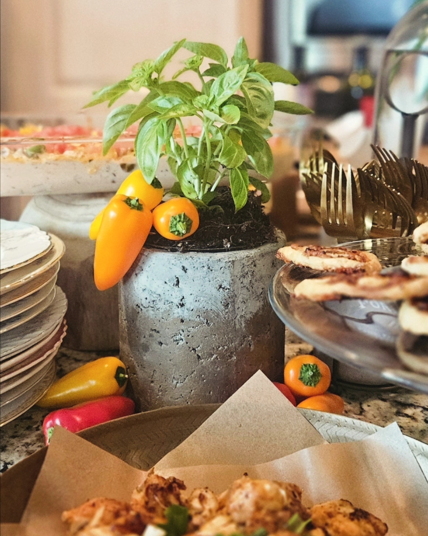 I love when we pair fresh fruit and veggies on our food station 🌶🌿 it's such a simple touch, but it elevates the whole look and adds so much color and texture! Beautiful and delicious!!!
