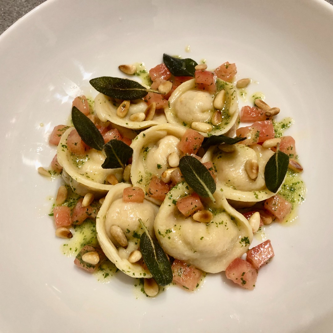Roasted butternut squash tortellini, tomato concasse, mustard & parsley vinaigrette with pine nuts & fried sage leaves.
A light & clean dish packed with flavour & textural contrasts.
#makefromscratch #healthyfood #healthyeating #pastalover #vegetarian #getcooking #lockdowncooking #nutrientdense #lovefood #foodie