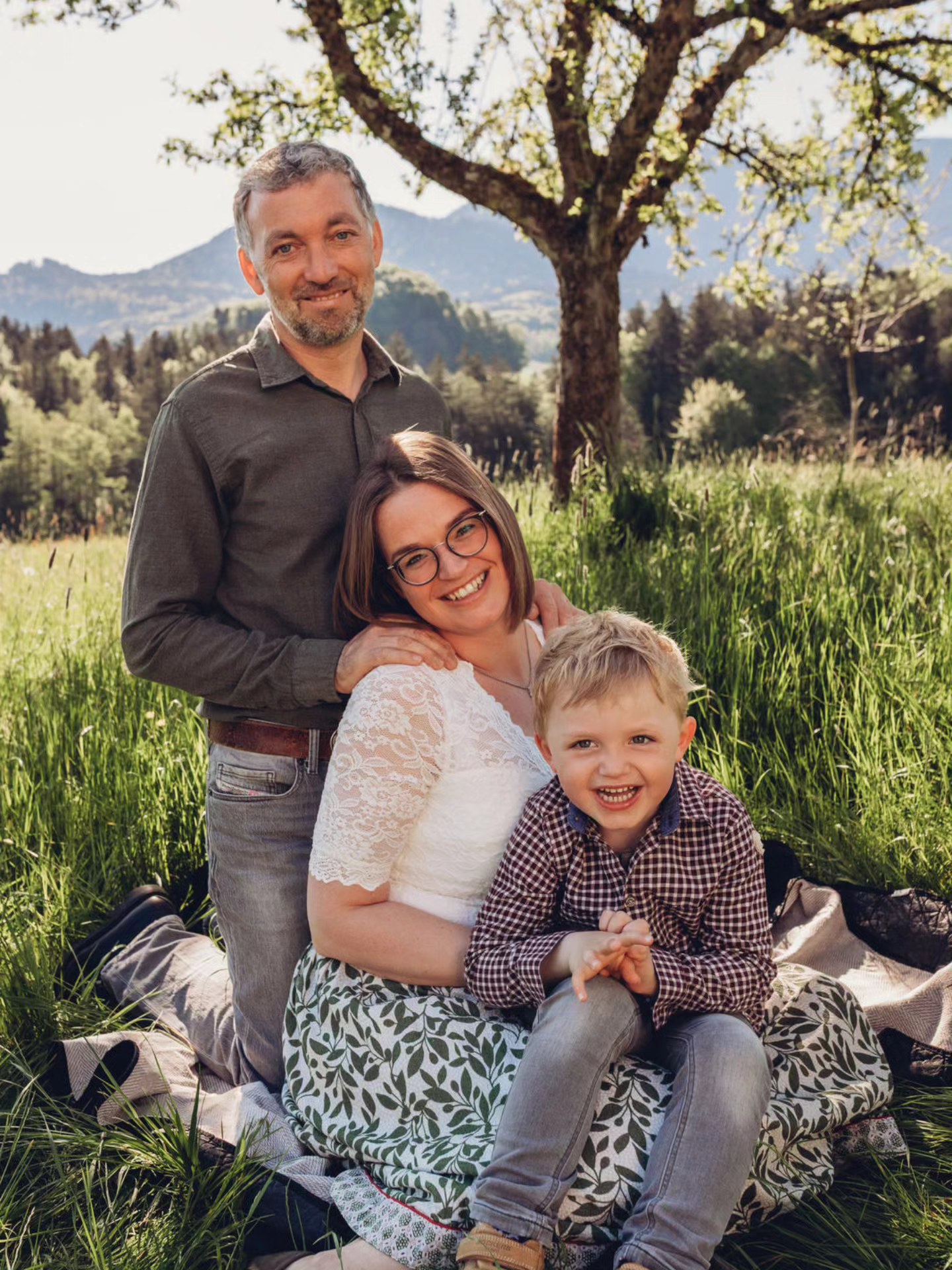 Wir sind eure Gastgeber! Martin, Steffi und Martin jun. heißen euch auf dem Weissnhof herzlich Willkommen...
#willkommen #gastgeber #herzlichwillkommen #familie #weissnhof_samerberg #weissnhof #bauernhof #urlaubaufdemsamerberg #urlaubmitkindern #urlaubaufdembauernhof #ferienwohnung #servussamerberg #samerberg #wanderhöfesamerberg #wanderhöfe
@servus.samerberg @jana_wanderhoefe
Vielen Dank für das wunderschöne Foto - made by @strahlemaedchen.de 🧡