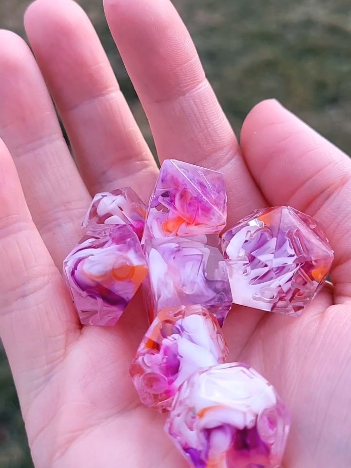 Even though winter is still here, it's never too early to look forward to the fresh blooms of spring. What color should we ink this plumeria themed set? 👀
#dicemaking #smallbusiness #resindice #resinart #dnddice