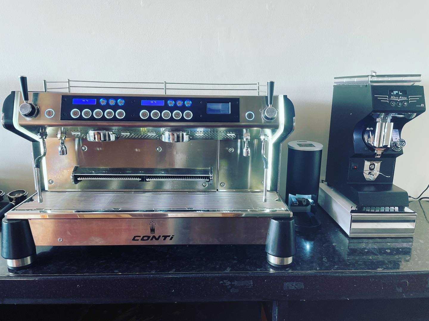 Nice install today at @colombo__16 in St Leonard’s. The Monte Carlo is a brilliant multi boiler espresso machine paired up with a Mythos One & Cinoart automatic tamper. I’m looking forward to trying out the menu! #contiespresso #mythosonegrinder #cinoarttamper #newbusiness #coffee