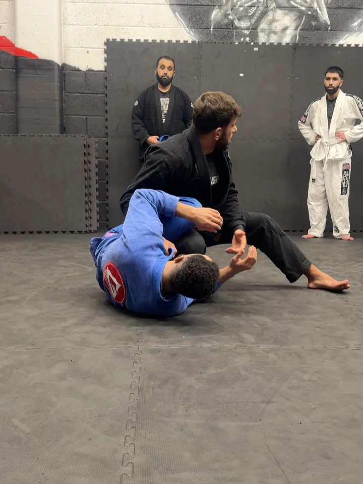 Coach Teale taught on Tuesday, and although Thursday’s session had to be cancelled due to a major 🔥 fire on the estate, we adapted and delivered the session on Sunday 💪
Across the sessions, we covered the key details of knee slicing 🥋, kicking off a series we’ll continue to break down and develop over the coming weeks.
This is only the foundation — expect progression, layers, and refinement 📈
Details matter. Consistency wins. 🥋🔥
#bjj #kneeslicepass