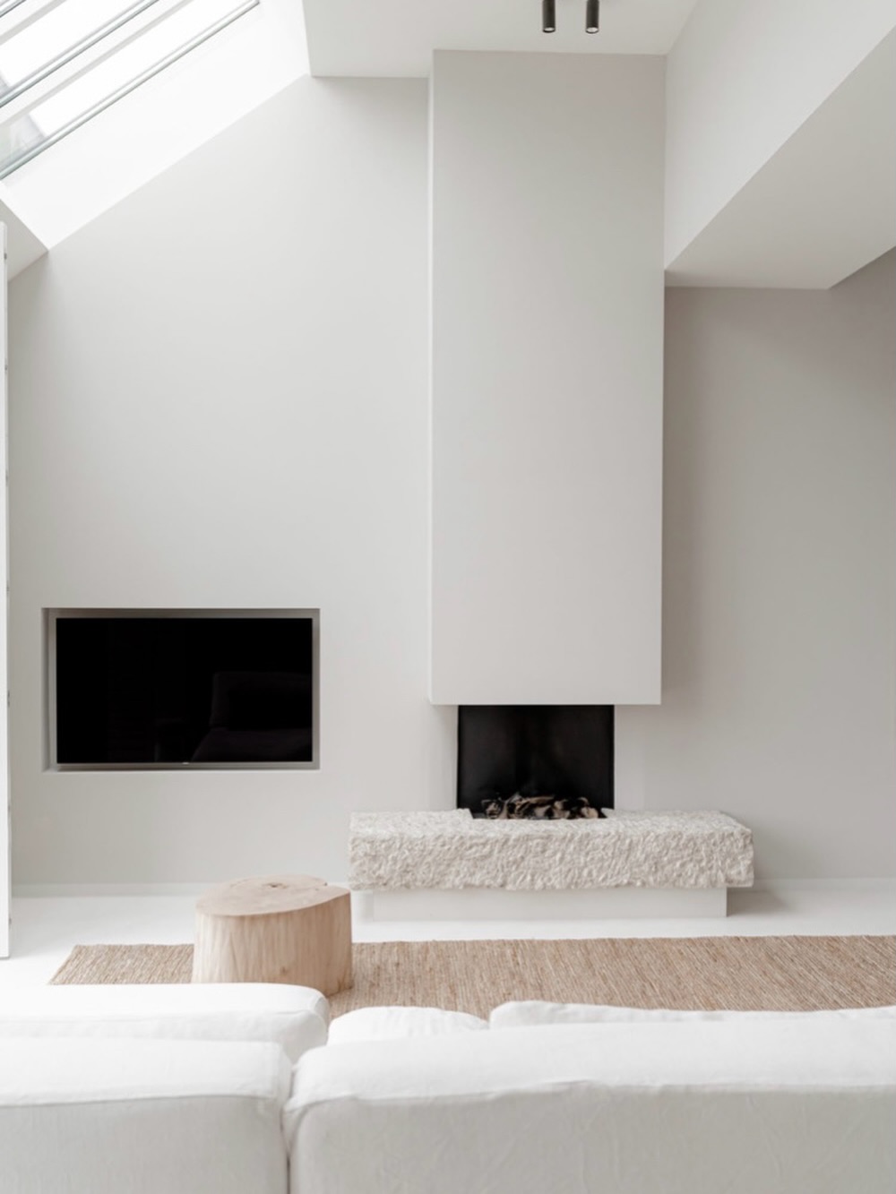 An apartment nestled in the dunes, designed to reflect the quiet rhythm of the surrounding landscape and the nearby sea 🌊…..
.
.
.
.
.
.
#interiordesign #quietluxury #coastalliving #softminimal #refinedinteriors