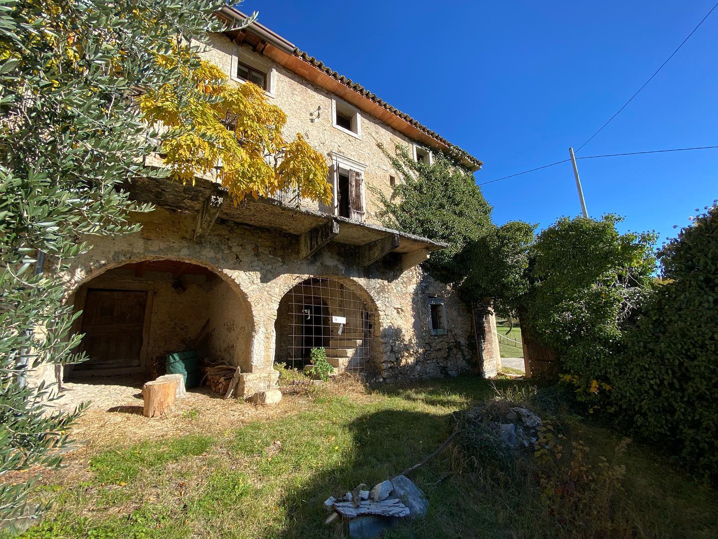 📍‼‼👍Renovierungsbedürftige Alte Mühle in Caprino Veronese zu verkaufen!!!!!
Wohnflaeche: 200qm
Grundstueck: 3000qm
Preis 220 000 Euro🏡🏡
Bei Interesse bitte Email an: petra@the-house.group #immobiliengardasee #hauskauf #gardasee