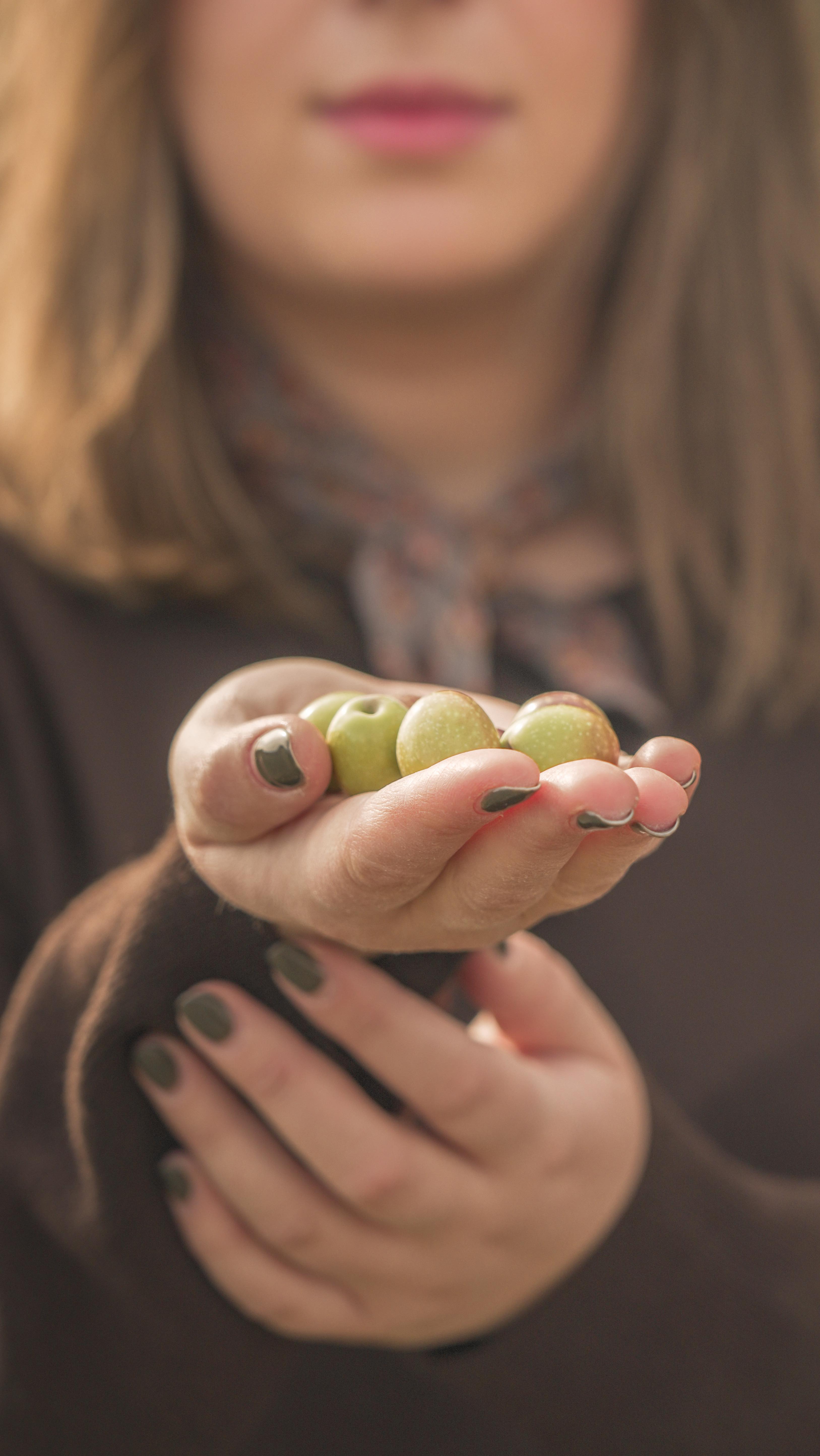 En nuestro pueblo aprendimos que la tierra manda y el tiempo enseña. Entre olivos centenarios nace Etiecca, aceite de calidad, hecho con respeto y paciencia. Con trabajo diario, amor por la tierra y el sueño de llevar lo nuestro muy lejos sin dejar de ser lo que somos.
#etiecca #aove #aceitedeolivaecológico #alimentosorganicos #aceitesdeolivadeespaña
