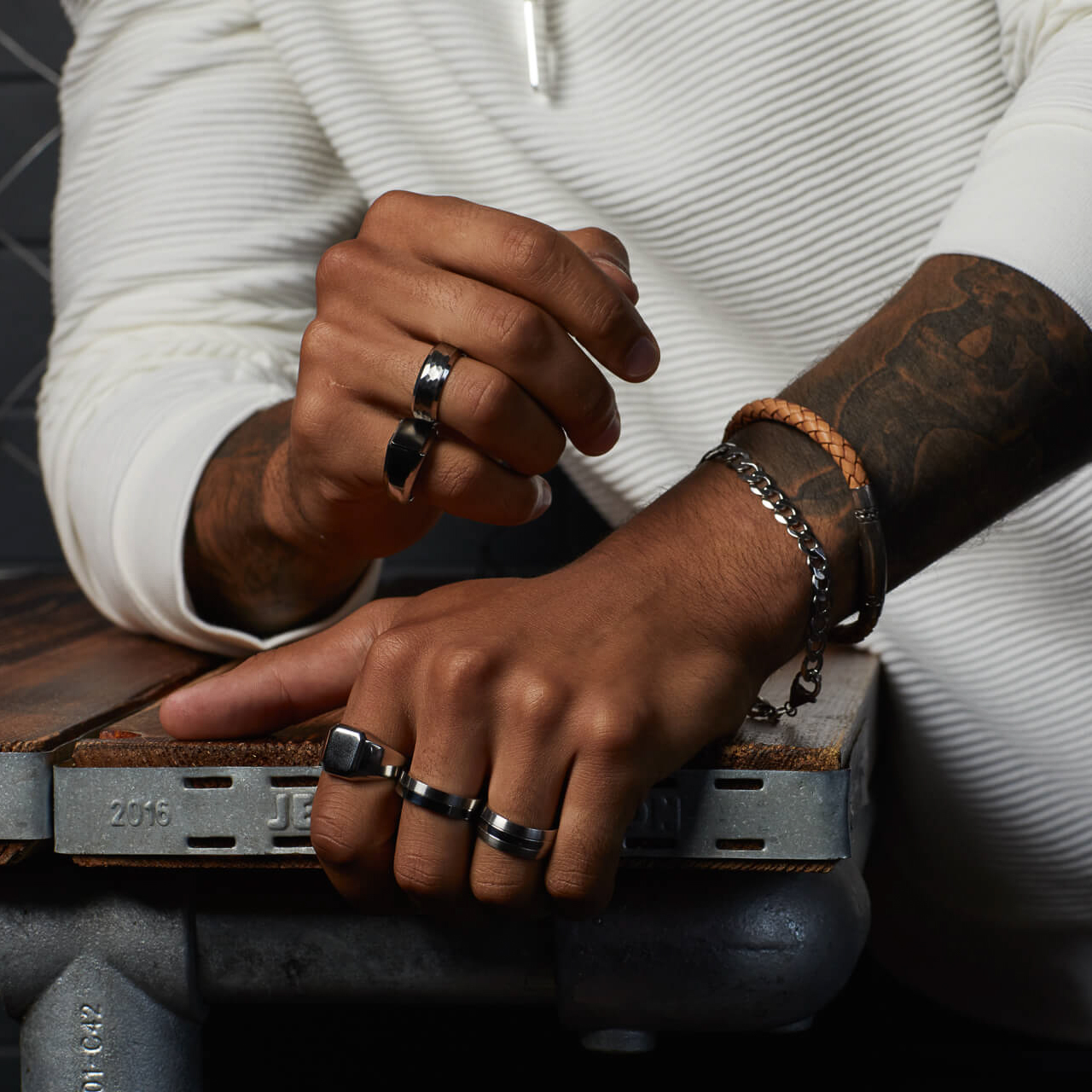If you’re not wearing a ring, are you really done getting ready?
Discover our stainless steel ring collection ⛓️
#FredBennett #WearingFredBennett #rings