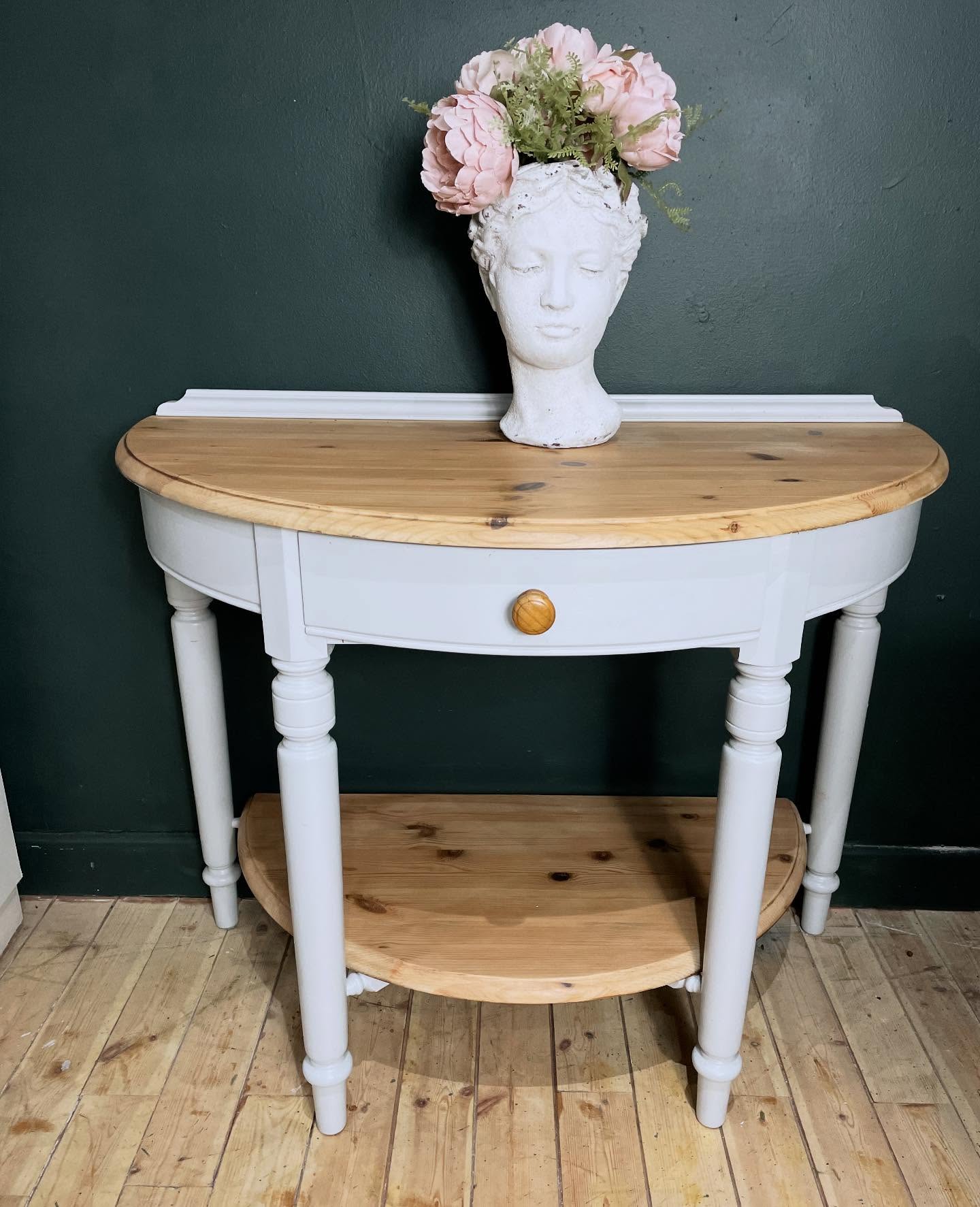 A gorgeous Demi-lune table in solid pine. The base is painted in a light soft grey (Pavilion Grey F&B) and the tops have been sanded and waxed to enhance the wood. Made by Ducal it is a sturdy piece that would work well in a hallway, dining room or even at the side of a bed. Beautiful half moon shape it measures W88cm D47cm H70cm £75
Now back to my tea in bed š Have a great Sunday everyone!
#demilune #halfmoon #ducal #pine #pinefurniture #halltable