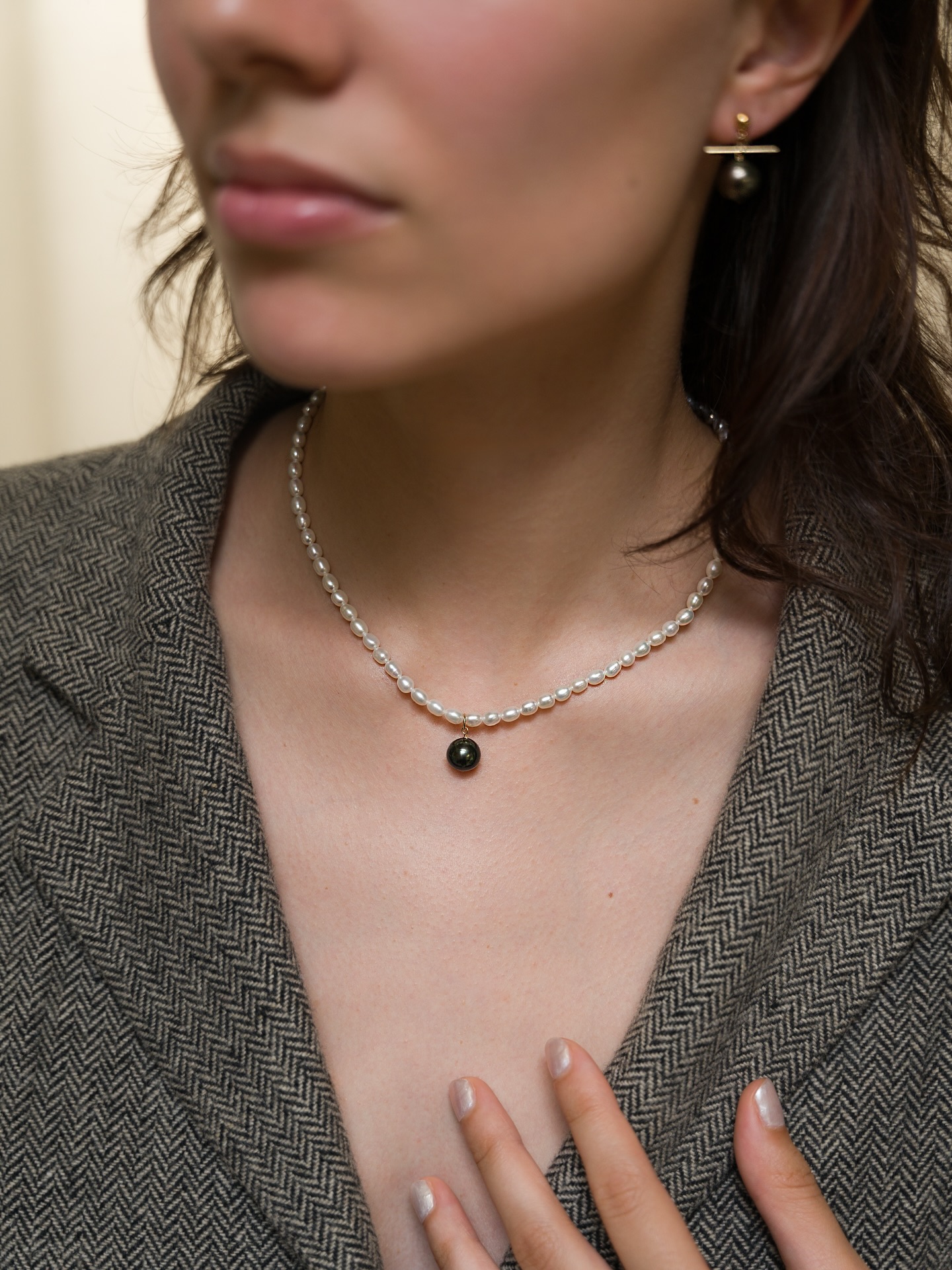 Quand les perles d‘eau douce blanches rencontrent les perles noires de Tahiti.
When white freshwater pearls meet black Tahitian pearls.
#pearlnecklaces #tahitianpearl #bijouxartisanaux #madeinfrance #giftforher