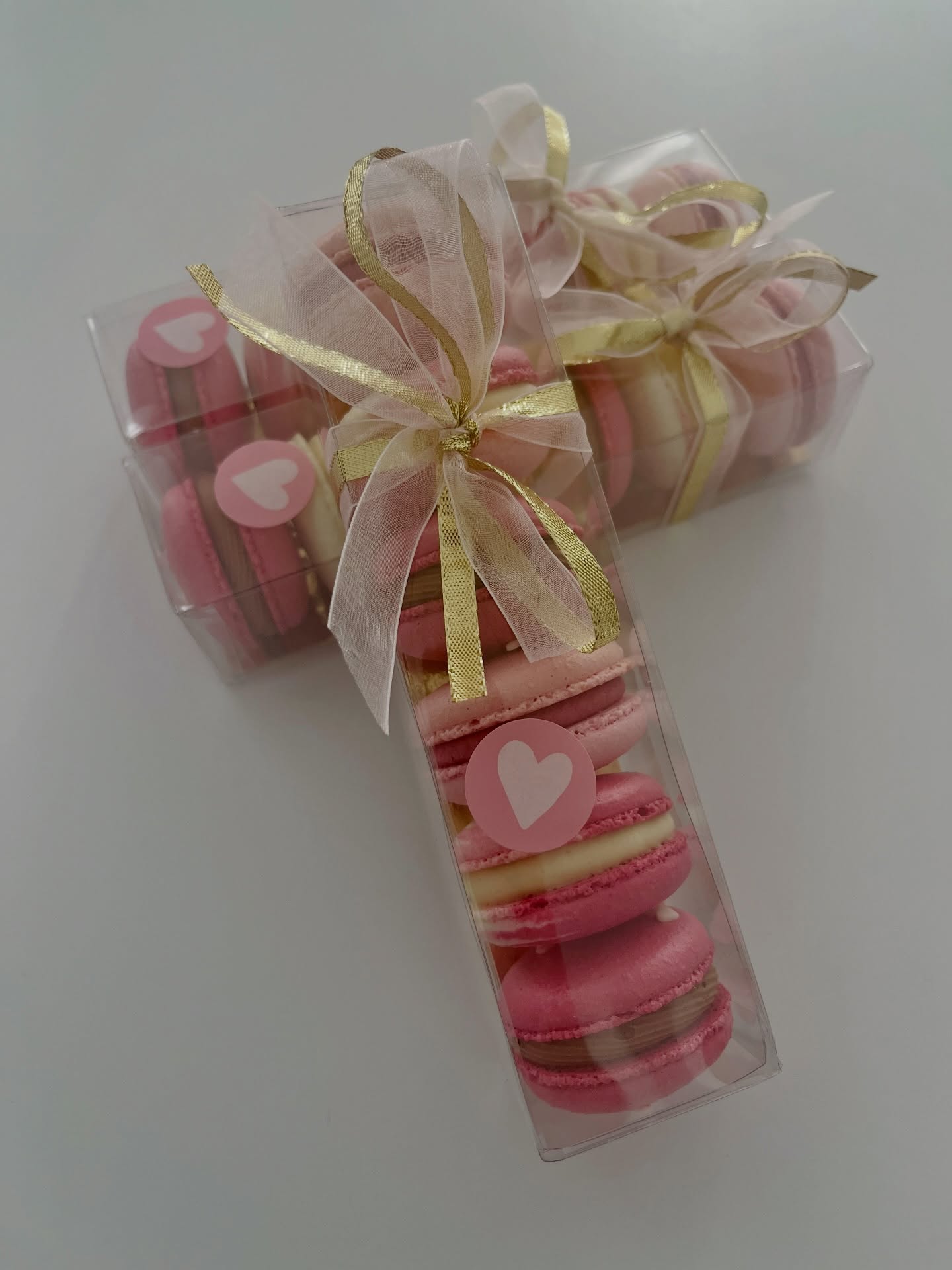 Bestellen voor Valentijn kan vanaf nu!
💝 Mini sweetbox - uitverkocht
Brownie cakesickle, 2 macarons, 2 mini tartelettes (framboos/witte chocolade en caramel/melkchocolade)
💝 Doosje met 5 macarons - 10 euro
💝 Doosje met 10 macarons - 20 euro
Macaronsmaken: praliné/hazelnoot, framboos, salted caramel, vanille en melkchocolade.
Bestellen kan door me een berichtje te sturen, ophalen kan op vrijdag 13/02 tussen 17 en 19 uur in Oostende.
Wacht niet te lang met bestellen, het aanbod is beperkt 💕