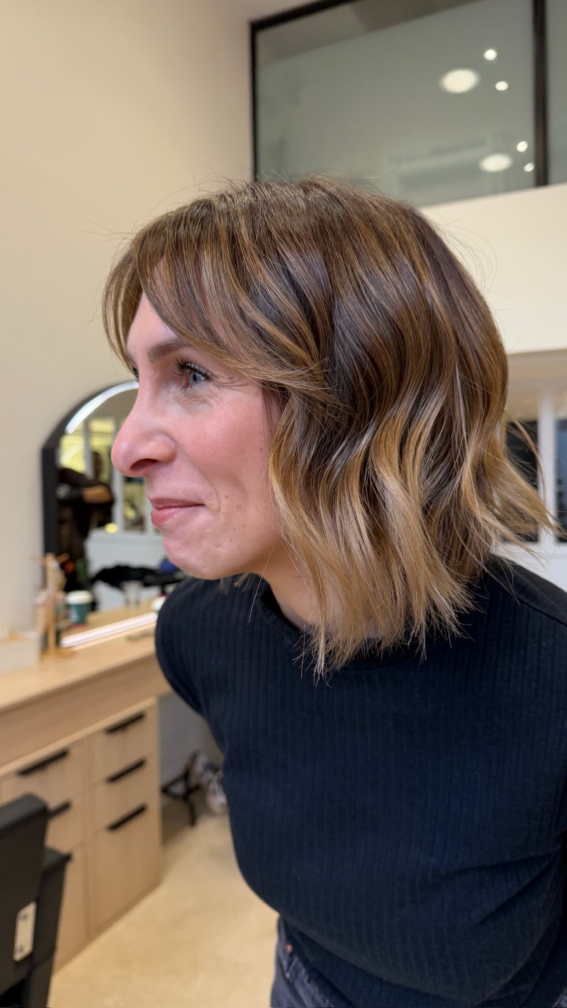 Avant de toucher aux cheveux… on observe 👀
Teint, contraste, sous-tons… et surtout 👉 chaud ou froid ?
Ici, on compare deux drapés :
💛 doré = tons chauds
🤍 argenté = tons froids
Résultat ? Les tons chauds illuminent davantage son visage ✨
J’ai donc adapté le balayage pour respecter sa colorimétrie naturelle, éviter l’effet fade et sublimer son teint ☀️
#colorimétrie #colorimétriecheuveux #balayagelyon