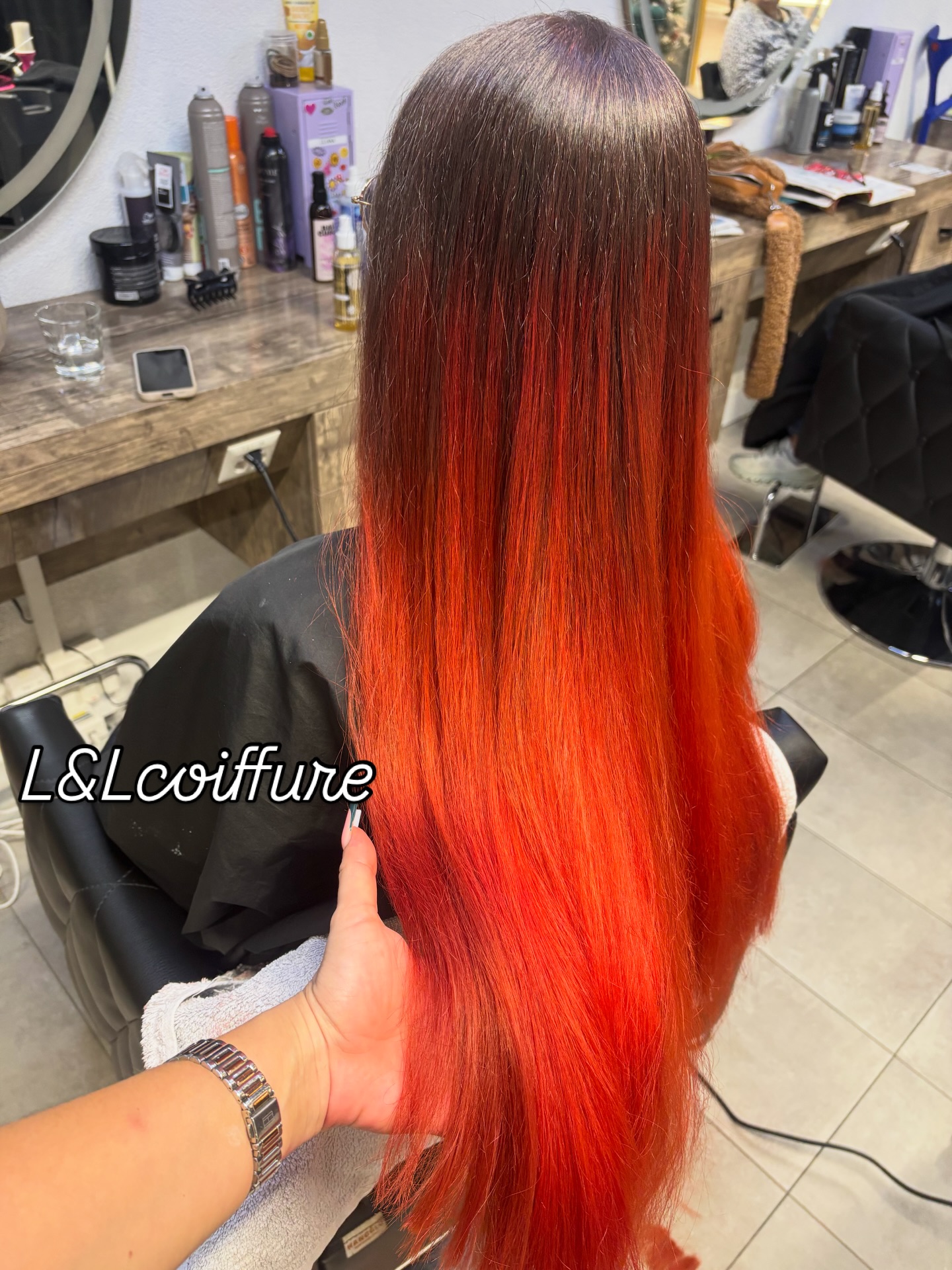 🚨 ALERTE TRANSFORMATION 🚨
Avant ➜ Après : rouge flamboyant activé 🔥❤️🔥
Brillance ✅ intensité ✅ longueur de rêve ✅ #AvantApres CheveuxLongs #CheveuxRouges #RedVibes HairInspo Coloration Coloriste GlowUpHair #WellaProfessionals #LLCoiffure