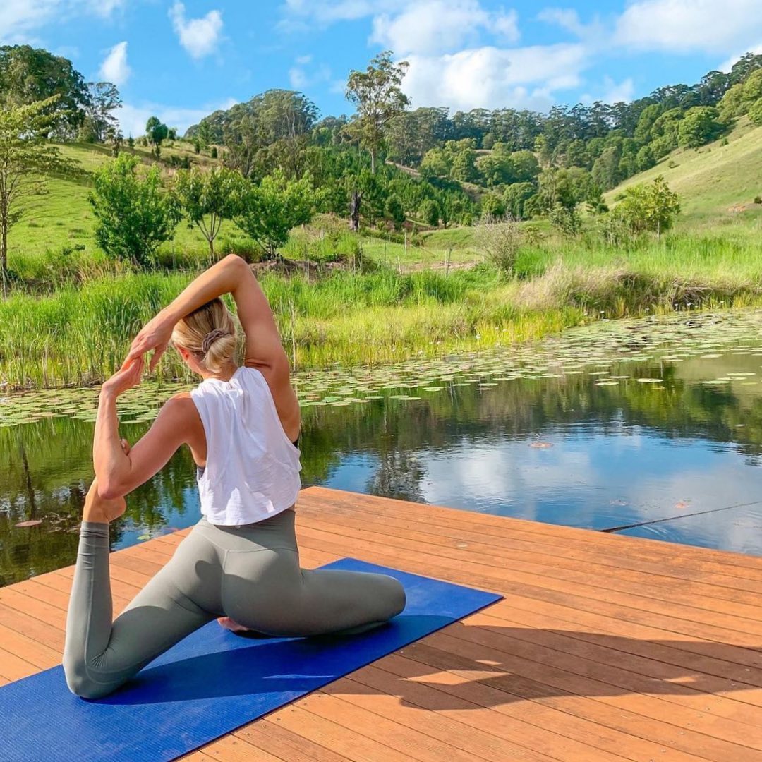 Morning stretch with @lucyhilll 🧘♀️