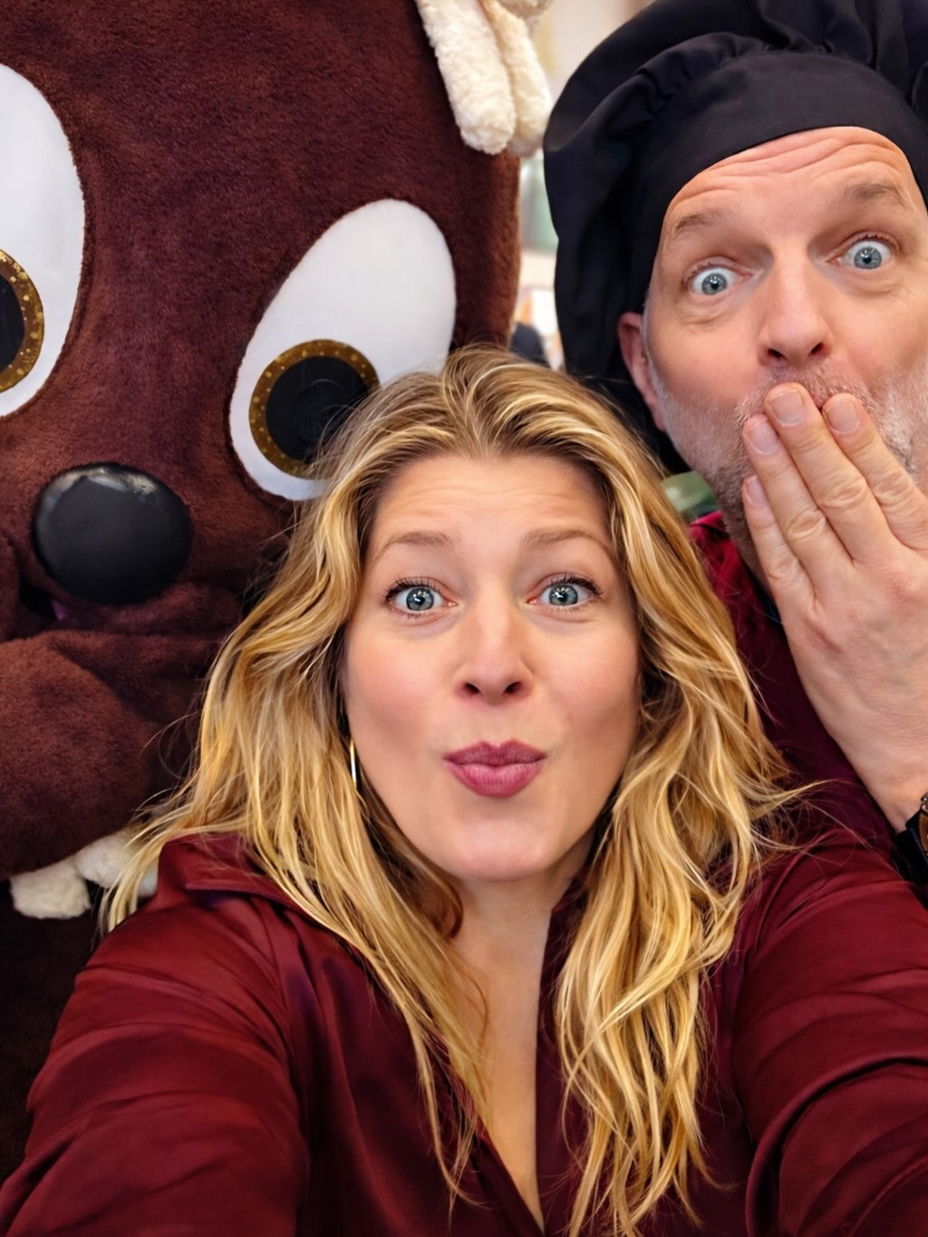 Der Bonbonmann, Pittiplatsch und ich…..uups, jetzt ist es raus, neue Produkte vom Bonbonmann…. 🍬✨
„Ich weiß nicht, was mir fehlt, aber ich denke, es hat mit Marketing zu tun.“
So begann vor Jahren unsere Zusammenarbeit.
Kein fertiger Plan. Kein grosses Gerede.
Nur ein Unternehmer mit Bauchgefühl – und genau da haben wir damals angesetzt und seine Verkaufsunterlagen für den Handel entwickelt. Das ist 6 Jahre her.
Gestern auf der Grünen Woche hat er sein neuestes Produkt präsentiert und ich durfte dabei sein:
Bonbons mit dem Sandmännchen-Lizenzthema.
Und zack – Kindheitserinnerungen an Pittiplatsch & Co. werden wach.
Emotionen, die verkaufen. Ideen, die bleiben.
Was ich an solchen Kunden liebe?
Neugier. Mut. Und die Lust, ihr Business immer wieder neu zu zünden. 🚀
Spoiler:
Der Bonbonmann über unsere Zusammenarbeit: „Es war wie nach 30 Jahren Therapie, wo du auf einmal anfängst aufzuwachen und zu verstehen, wie Marketing läuft.“😁
👉🏻Ich arbeite übrigens mit 80% BAFA-Förderung, nur falls du auch eine zündende Beratung für dein Business haben möchtest.
#Initialzünder #Bonbonmann #Pittiplatsch #GrüneWoche MarketingIstMehr Innovation Markenaufbau Unternehmertum LetsFly.