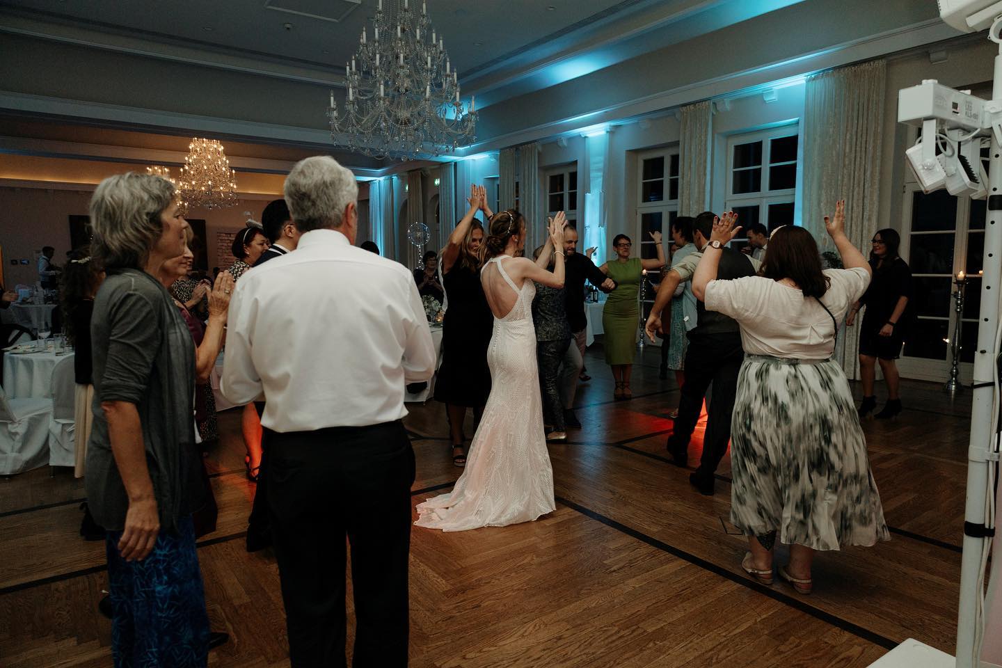 „Isa, wie lange bleibst Du nach der Zeremonie?“
Normalerweise gehe ich direkt nach der Trauung. ☺️ Ich drücke Euch und stoße gern noch mit Euch an. Dann ist mein Part abgeschlossen und Ihr dürft mit Euren Lieben ordentlich feiern und Euch auf den restlichen Tag konzentrieren. Als ich letztes Jahr Zeremonienmeisterin war und den kompletten Ablauf der Hochzeit begleitet habe, war das anders: ich durfte noch weitere Momente miterleben. Hochzeitstanz, Torte, Party, das volle Programm. 💃🏽🪩🕺🏼 Ich würde trotzdem behaupten, ich kann besser reden als tanzen, aber ich hatte richtig Spaß. 😅
📸 Kai Kreutzer
📍 @landschlossfasanerie
#freierednerin #freieredner #freietrauung #freiezeremonie #party #wedding #inspo #weddinginspiration #love #dance #hochzeit #realwedding #isaredet #braut #bräutigam #brautstrauß #weddingdress #heiraten #darmstadt #hessen #heirateninderpfalz