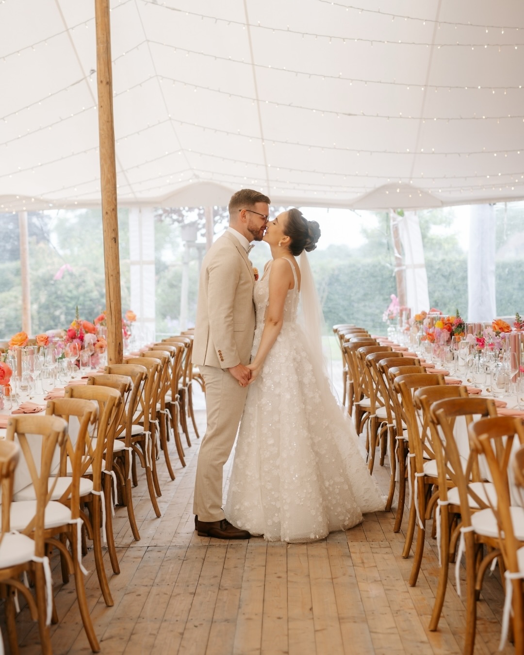 Colorful Wedding ✨🌸
Wenn Liebe Farbe annimmt ☝🏻
Dress: @evalendel
Bride: @loisarie
Photo: @thoselittlethings.de
Planning: @mikado_hochzeitsplanung
Flowers: @wildroses_floristin
H&M: @lena_bossik