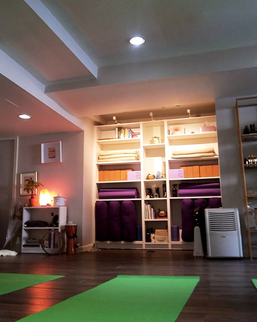 🌇rise and shine 🌇 good morning from the WH tribe 🌻
Take a moment from the holiday hustle and bustle to breathe.
#yogaheals #westchester #pelhamny #villageofpelham #yogachallenge #bootcamp #yoga #wellness #yoga #nyyoga #sunrise #hatha #vinyasa #restorativeyoga #yinyoga #wellhausofwestchester #westchesterwellness