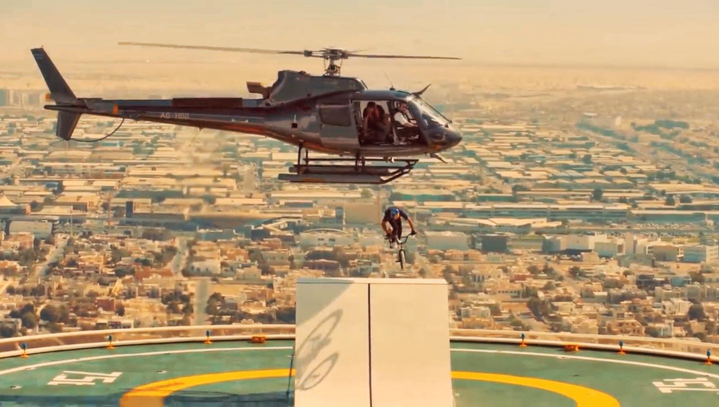 Helicopters and big toys are our thing!
Throw back to this awesome in collaboration with #redbull and @krisskyle when we got him doing this insane stunt 🤘🏻
#dubai #burjalarab #bmx #safetymanagement #primeproductionsamg #helicopter #mydubai