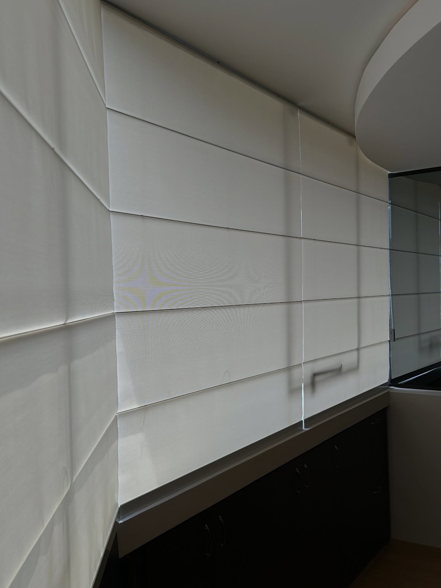 Persianas Romana Tela Solar desenvolvidas sob medida para este ambiente corporativo.
O projeto combina funcionalidade e sofisticação, garantindo:
✔ Controle eficiente da luminosidade sem bloquear totalmente a visão externa.
✔ Conforto térmico, reduzindo a incidência direta do sol.
✔ Acabamento limpo e uniforme, com painéis alinhados e caimento perfeito.
✔ Integração harmoniosa com o design do espaço, reforçando a estética moderna e minimalista.
As persianas foram instaladas em uma extensão contínua de janelas, criando um visual elegante, discreto e altamente funcional para o dia a dia do ambiente.