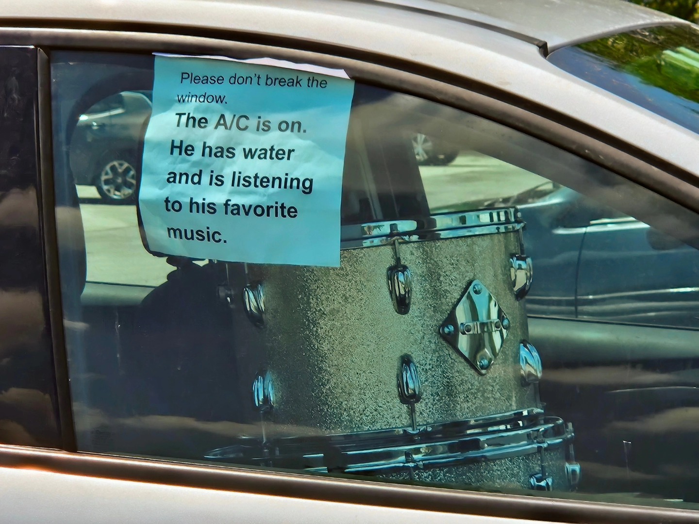 🔥PSA🔥 We know how hectic summer gigging season can be, but keeping your beloved wood kits in this 90°F weather can be hazardous for their longevity! If you need a break from the heat, our A/C is on and doors are open 11-5pm every Saturday, or call the shop for weekday appointments. Happy Summer! ☀️😎🥁
.
.
#drums #vintage #slingerland #summer #drumshop #chicago #PSA #gigging #drummer
