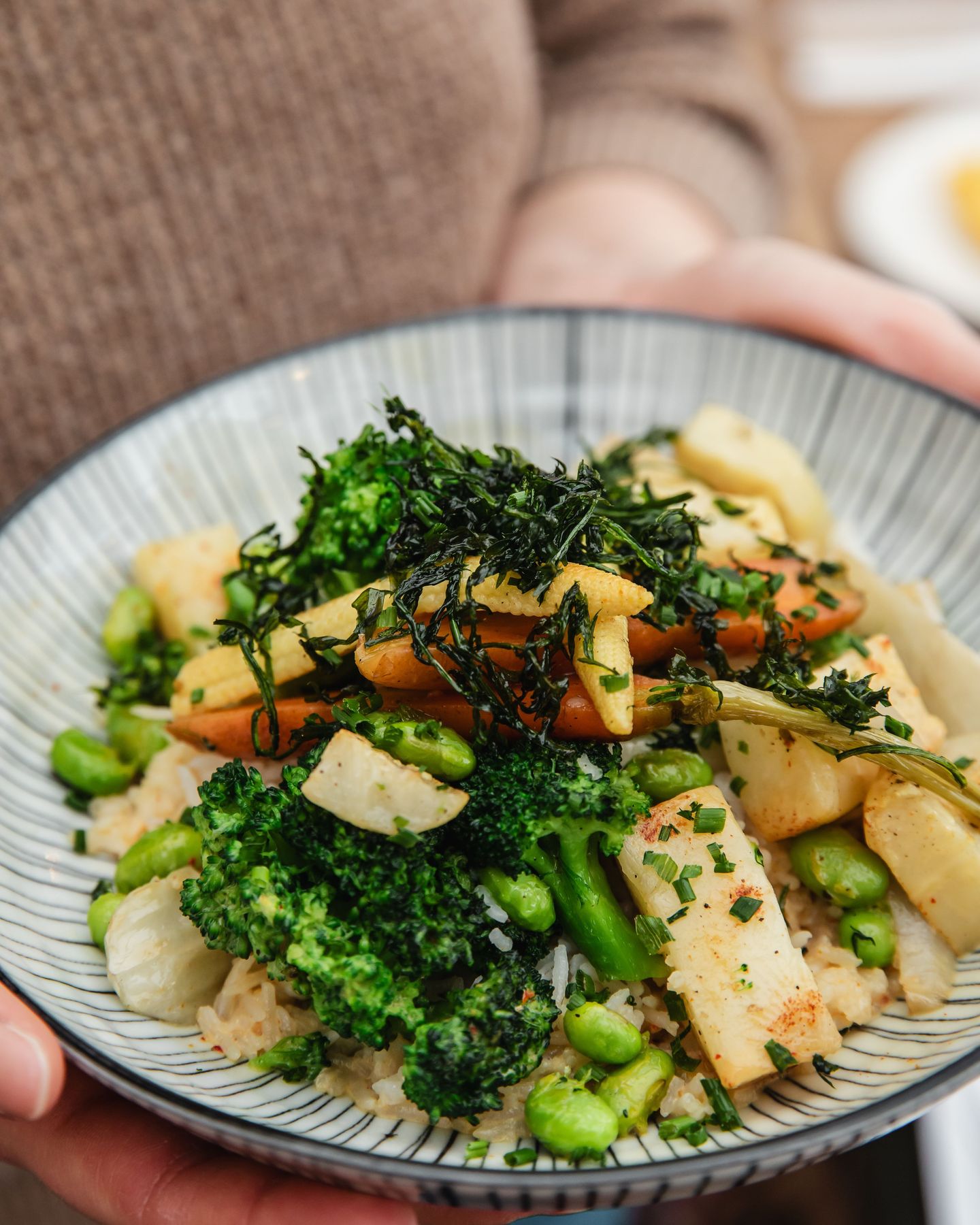 Bali bowl.
Riz au miso, légumes crus et cuits, tofu croustillant, sauce satay.
📸 @alicepages