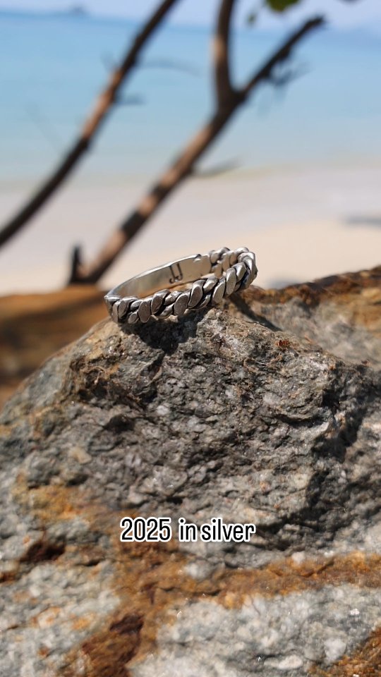 2025 in silver 🤍
A bit late, but here's my 2025 recap
2025 was such an important year for Jelly Jewelry ✨️
I bought two rolling mills, started making my own wires and sheets (no more pre-made!), learned so many new stone-setting techniques, joined markets, even helped organize one with the best team ever (Sur Sur Fest 🫶), created my own website and started offering ring-making workshops.
I feel incredibly lucky to do what I love. Truly none of this would be possible without your support — thank you to everyone who was part of my 2025, whether you bought a piece, came to a market, joined a workshop, or simply shared kind words.
So excited to see what 2026 brings ✨