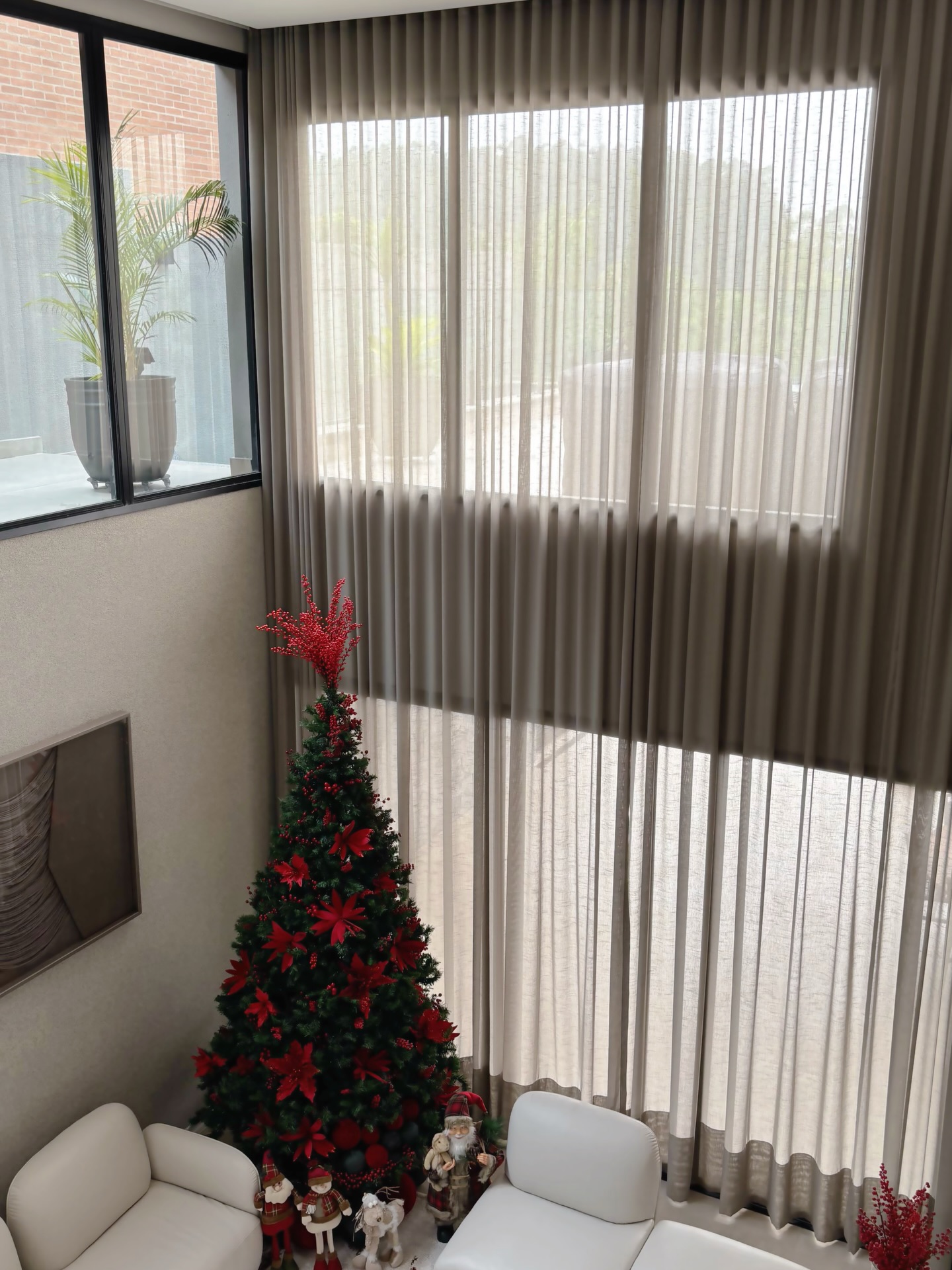 Luz natural na medida certa, leveza e sofisticação ✨
A cortina translúcida valoriza o pé-direito alto, traz aconchego e deixa a luz entrar de forma suave, criando um ambiente acolhedor e elegante 🤍
Um detalhe que transforma completamente o espaço.
Gostou? Entre em contato e saiba mais 📲
#home #homedesign #decor #pedireitoalto #cortinas