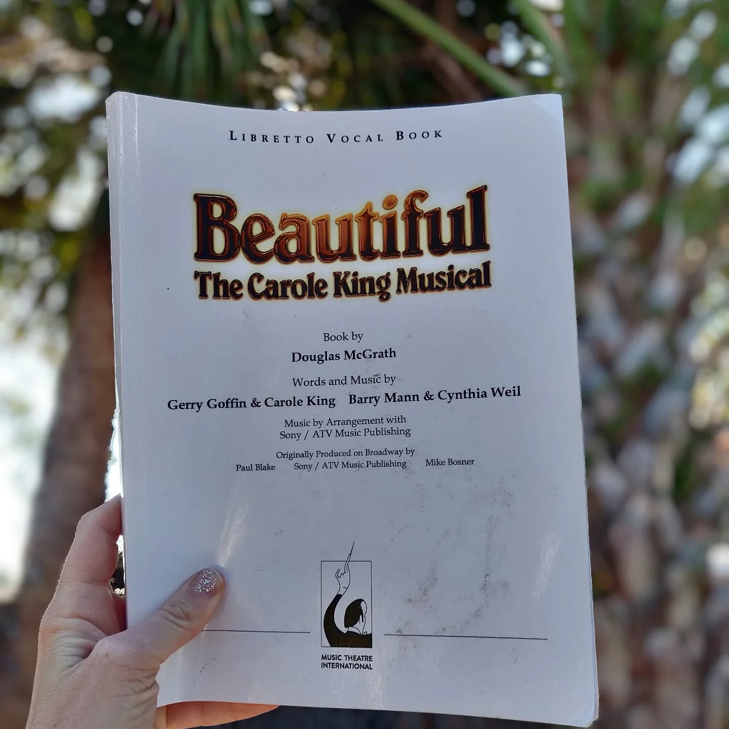 Day 2 of Round 2: I'm ringing in the new year at @thewickorg reprising my role as the Carole King understudy. I resolve to try to follow Carole's advice this year to "get up every morning with a smile on your face and show the world all the love in your heart." Happy New Year! I hope 2025 brings you lots of beautiful things ❤️
Edit on 1/6/25 to add that in addition to covering Carole, I'm now also covering Cynthia Weil, Betty, Marilyn, and Genie. 🏌🏻🌟🌴🎶🤗