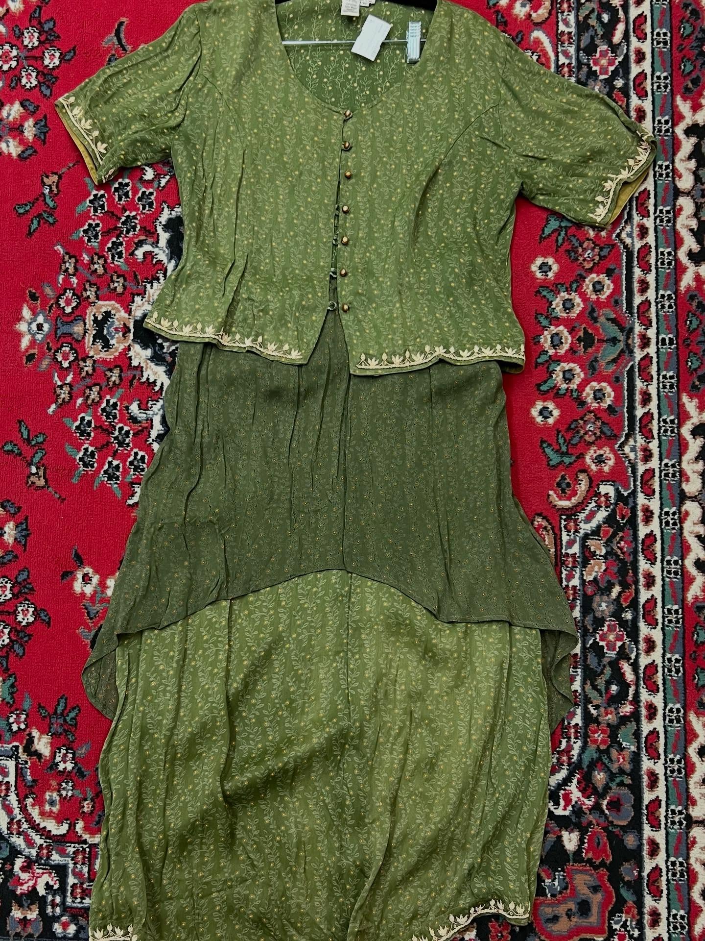 We have been keeping some of the great sets we’ve gotten in together because we can’t bear to part these two. How pretty are the different textures in this top and skirt combo!? Chosen by Hannah. #couchsaleswithldr #ldrstaffpicks
Set: Vintage, M, $46