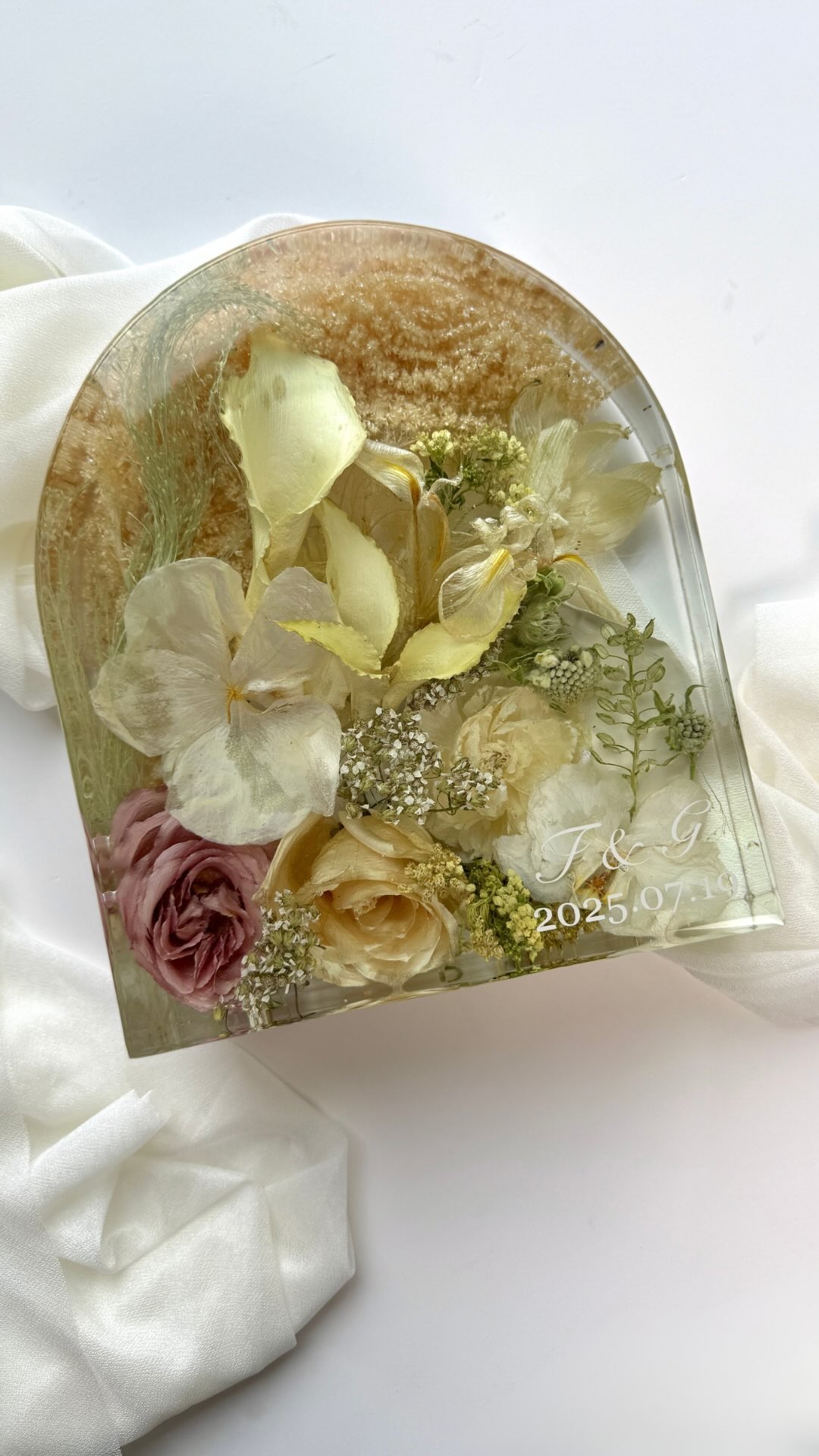 Tina’s wedding bouquet was so much fun to work with!
Her bouquet had so many delicate and beautiful flowers and we created a custom keepsake for her with the couple’s initials + wedding date 💌
Are you also getting married soon? Or have a special flowers you don’t want to let go of? We offer wedding flower preservation in Canada, including resin preservation, pressed flower frames, and shadow boxes.
If you’re looking to preserve your wedding bouquet after the big day, reach out to us today! 🌿