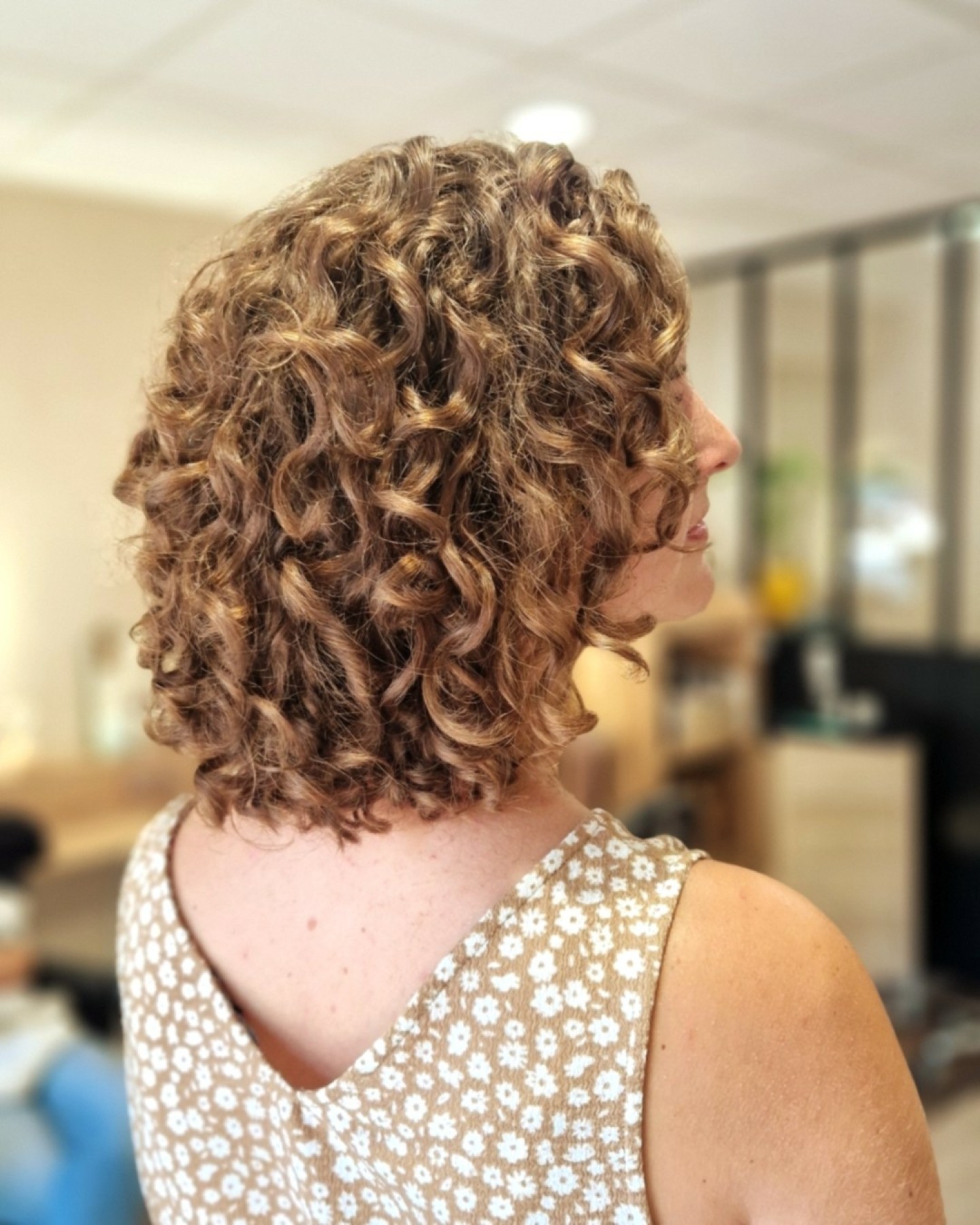 Toujours un bonheur de recevoir Margaux 💚
Cette fois, on a bien raccourci ! Avec sa masse, une coupe plus courte, bien dégradée et désépaissie, c’est aussi faciliter son quotidien ✨
👉 Tu es plutôt team long ou team court ?