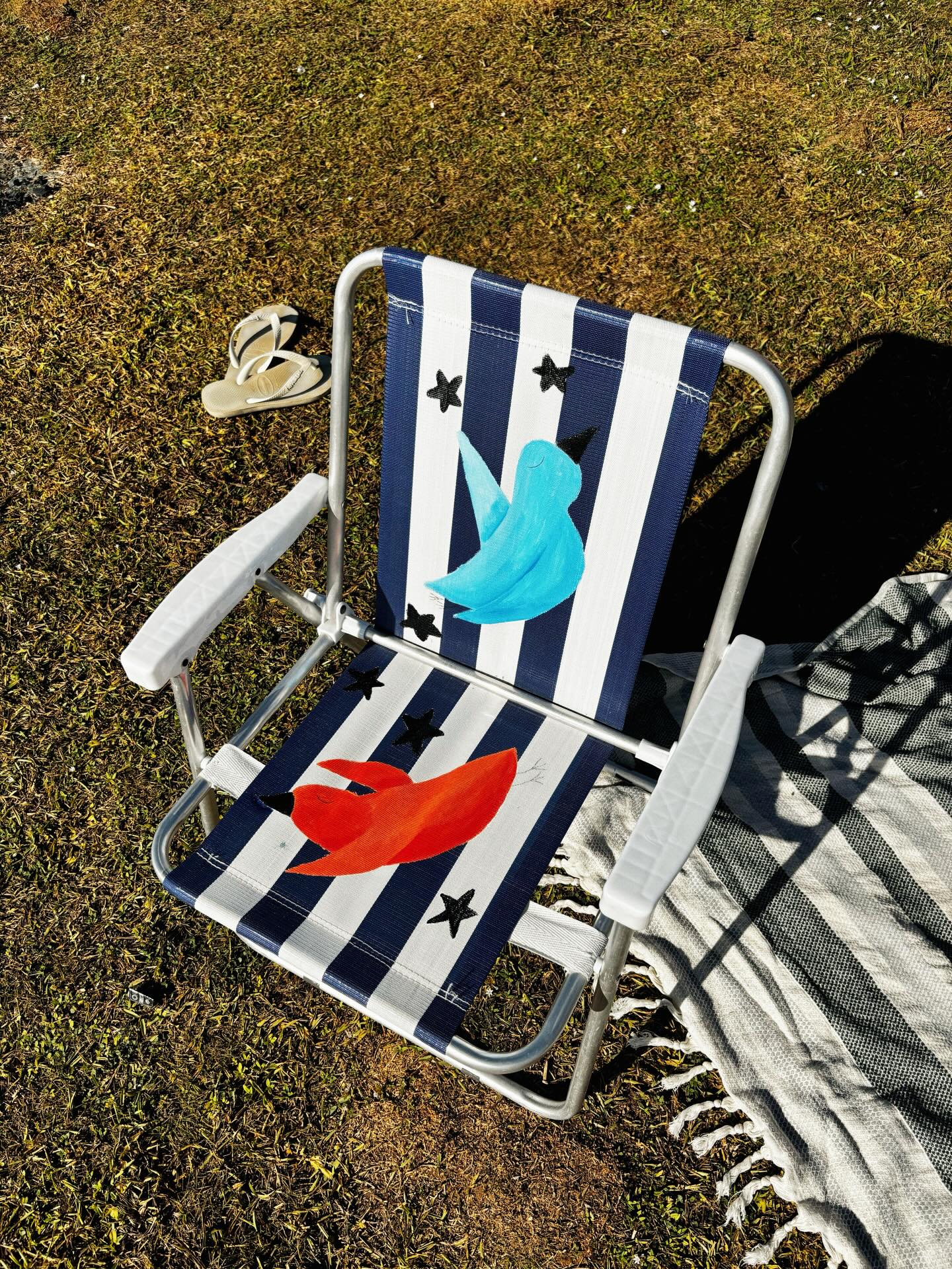 Cadeira de praia felizinha sob novas condições. É verão na Bahia.
✸
Cadeira Pássaros - Acrílica s/ Polietileno
🏝️🌞
#artwork
#salvador
#cadeiradepraia
#arte
#veraonabahia