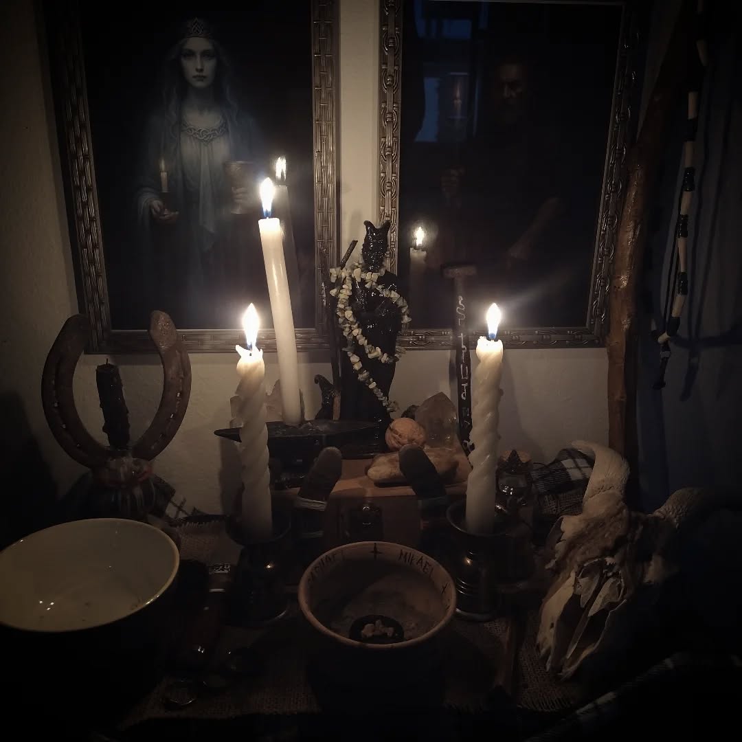 O que falar sobre Ele, o Senhor da Arte Mágica, da Borda do Círculo e do Fogo Central da encruzilhada se cada um vai acessar a máscara que lhe cabe compreender quem ele é. O Velho é uma força incompreendido, sabemos que ele rege as forças caóticas da natureza, ele é encontrado na zona rural mas também na zona urbana. Ele não está longe, ele está em todas as encruzilhadas, cruzamentos, lugares entre aqui e lá e também nos lugares secretos intocados pela mão do homem. Então não devemos colocar limite ao Velho, pois ele é o Rei das Máscaras hoje Ele é o Senhor de todos os poderes selvagens amanhã ele é o Senhor dos poderes civilizados, hoje ele é o Claro amanhã ele é o Escuro.
.
Cain Mirren
#devil #witchcraft #diabo #bucca #woden