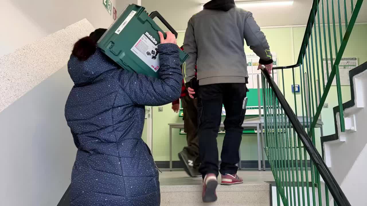 "IKEA kann doch jeder. Möbel presented bei LANDRATSAMT...VIELEN DANK für die großzügige Spende und die kräftigen Hulks aus dem
LichtSpielHof"
#LichtSpielHof #weilwirskönnen #geilegemeinschaft #danke