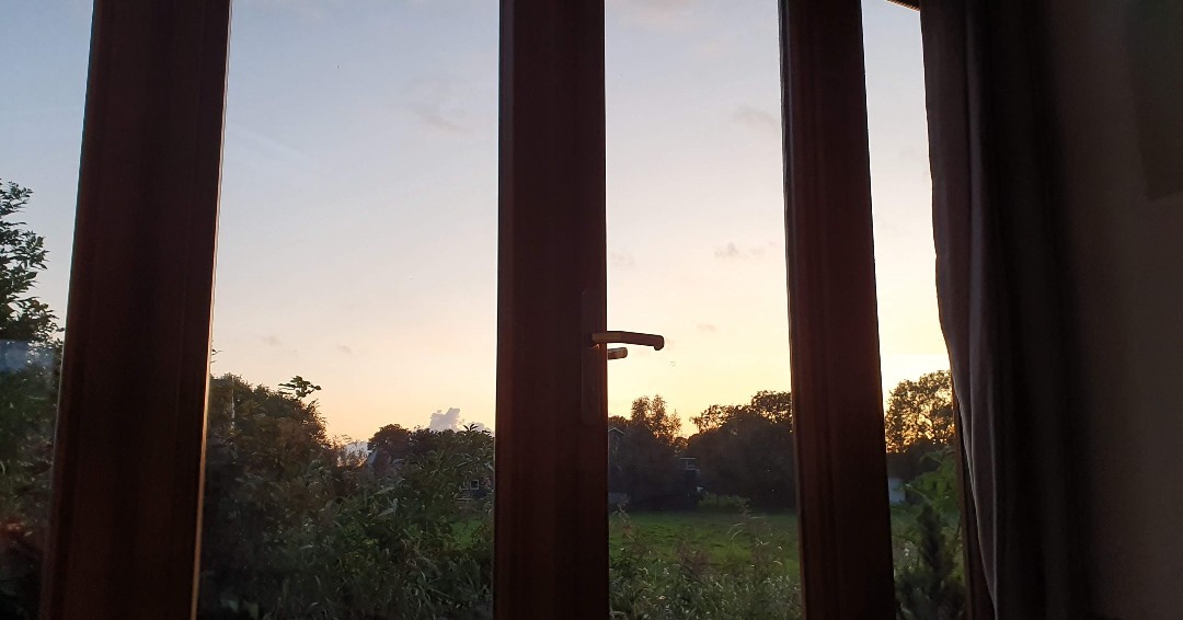 Evenings like this.. ein unvergesslicher Abend im TinyEscape in Delve für zwei unserer Gäste.
#tinyescapehamburg #tinyescape #escapehamburg #naturerlebnis #reisenindeutschland #travelgermany #weroamgermany #minimalism #rückzug #zufluchtsort #trip #weekendtrip #tinyhouserentals #tinyhouserental #tinyhousebuild #tinyhouseairbnb #airbnbhomes #airbnbcabin #tinycabin #cabinstay #cabinrentals #glampinghub #tinyhouseonwheels #adventurehomes #sternenhimmel #loftbed #himmelbett #sleepoutside #adventure