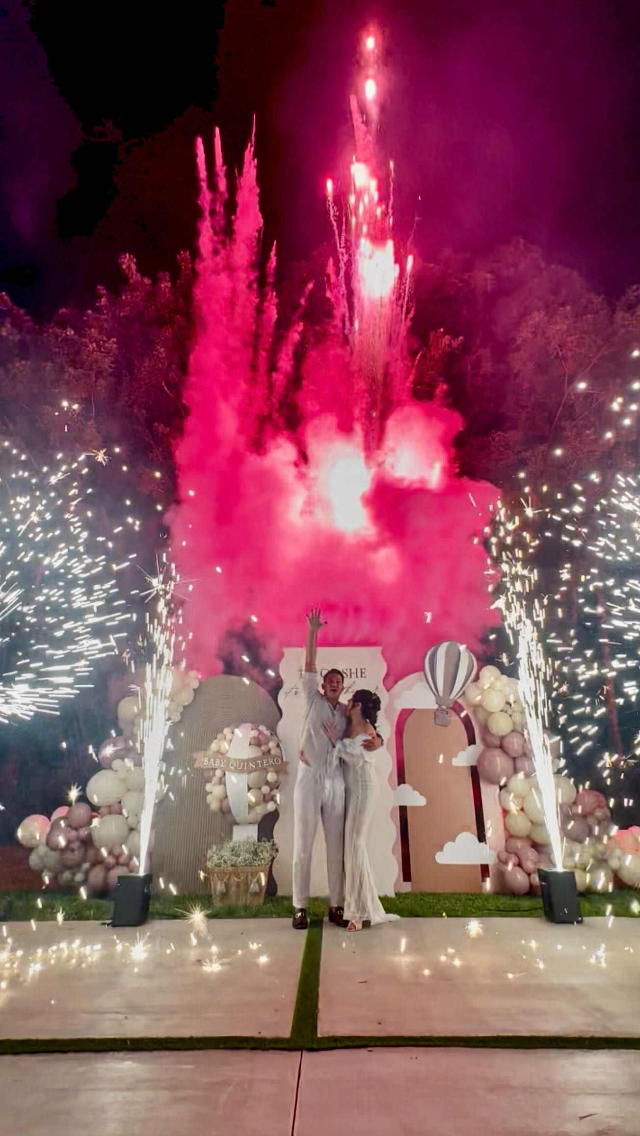 The Miami sky lit up with love as we revealed this precious baby girl.💕🎉😍
.
.
.
#genderreveal #genderrevealmiami #miamipartyplanner #ohbaby #genderrevealideas