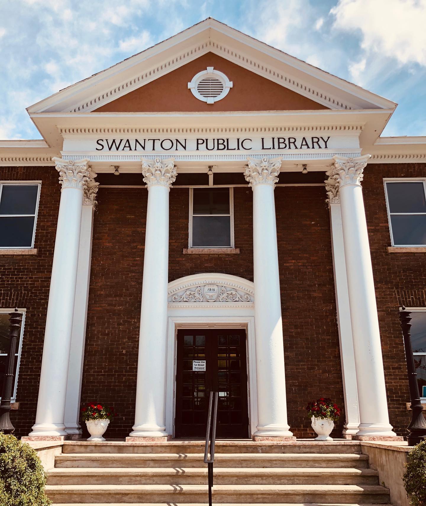 Swanton Library, built in 1915.
#history #architecture #historicpreservation #architecturephotography #newenglandarchitecture #vermont #swanton #library #vermontlife #bricks #column #building #downtown