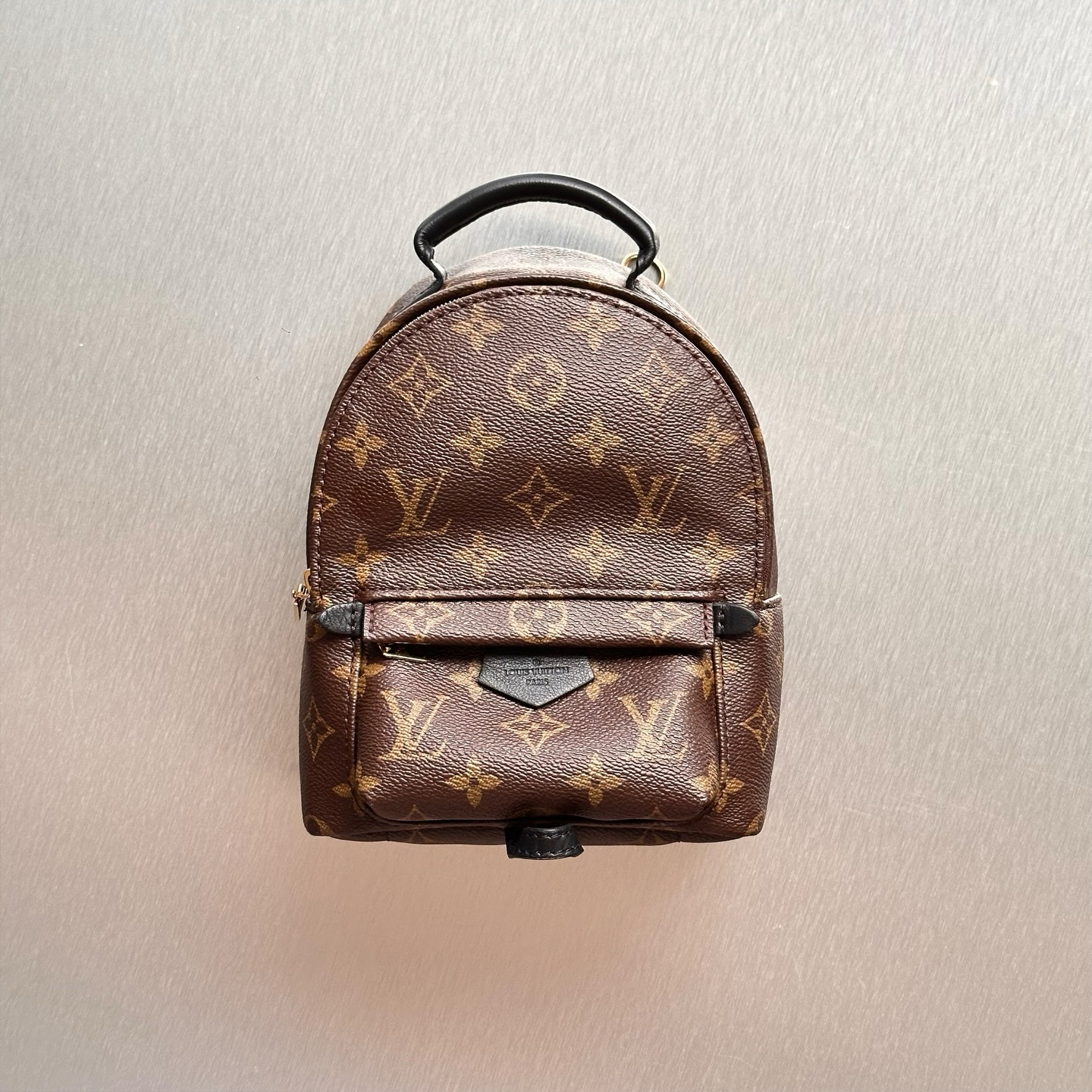 The Louis Vuitton Mini Palm Springs Backpack is a playful yet luxurious take on the classic LV design. Compact, versatile, and perfect for adding a statement touch to any outfit.
For more information, please refer to the website link provided in the bio.
Listing no: UK 3131
Opuluxe.sg is not affiliated to the brands featured. We are an independent consignment platform of authenticated luxury products. All trademarks and copyrights remain sole property of the brands.