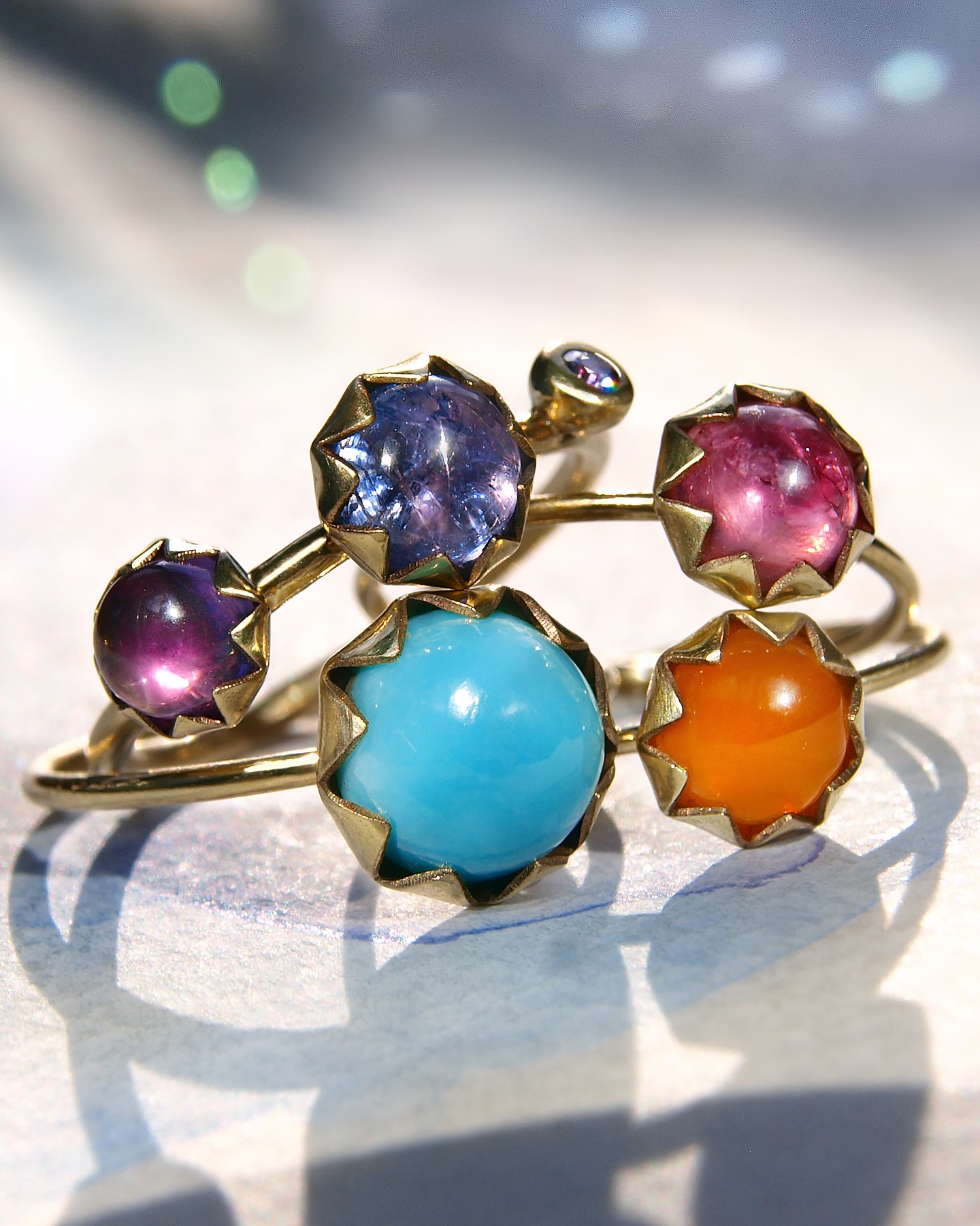 Dzieńdoberek! 🌞
Przed Wami dziś obiecana styczniowa niespodzianka! 🍬🥳
Zwiastuny już były co prawda, ale dziś w pełnej krasie przedstawiam Wam CUDAKI ZĘBATE 😬
Te pierwsze zębate cudaki są dostępne od ręki!
(Choć już nie wszystkie, gdyż działacie błyskawicznie 🚀)
I będzie ich napewno więcej z czasem 👏
Oczywiście możliwe też jest zamówienie cudaka zębatego skomponowanego wedle indywidualnie ustalonych parametrów 👌
A komponować tu można, oj można! Do wyboru mamy szeroki wachlarz cudnych barwnych kamieni w kilku różnych rozmiarach 🌈💎
I możliwe będzie też łączenie ich na wspólnej obrączce po 2-3 lub nawet więcej jeśli wliczymy drobne dodatki ✨
:::
Pula dostępnych od ręki cudaków jest dość zmienna! Kolejne wciąż znajdują swoje palce, a nowe będą dołączać. W bieżących relacjach przedstawię Wam aktualnie dostępne.
Warto zaglądać tu częściej aby upolować swojego wymarzonego cudaka! Wystarczy napisać do mnie 📮
Kto pierwszy, ten lepszy 🔥🔥🔥
Dostępnych wisiorków też jest jeszcze trochę 😉
:::
To wielka frajda tworzyć dla Was takie skarby! ✨🧙♂️
:::
Napisz do mnie bezpośrednio tutaj aby poznać detale i spełnić marzenie zamawiając jeden z tych cudaków lub podobny złoty pierścionek stworzony na zamówienie specjalnie dla Ciebie lub kogoś bliskiego 🤗📮💍👌✨
:::
.
.
.
.
.
#bartoszciba #cudakdowzięcia #bartoszcibajewelry #cudakzębaty #perfectimperfection