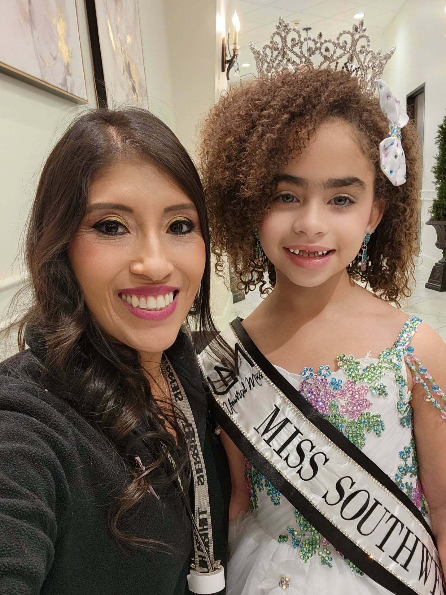 Big congrats are in order for Emma and Stephanie!
Emma competed in optionals yesterday and took home some great awards in the Mini division:
Best Hair
Best Evening Gown
Best optional Formal Gown open stage
Best Western Wear
Emma was also crowned your Mini Miss Southwest Regional Queen!!! She was just perfection on stage and we couldn't be prouder!
Stephanie was crowned your new Miss Louisiana queen! She was gorgeous on stage and we had a fun day hanging out together!!!
One more competition left for this month for us in Texas but things are just starting to heat up for TCM across the country!!! Hello, 2026! We are here to WIN!
#thecrowningmoment #winningteam #queen #coach #congratulations @stephaniecal24 @stephspageantlife @sweetemmaj