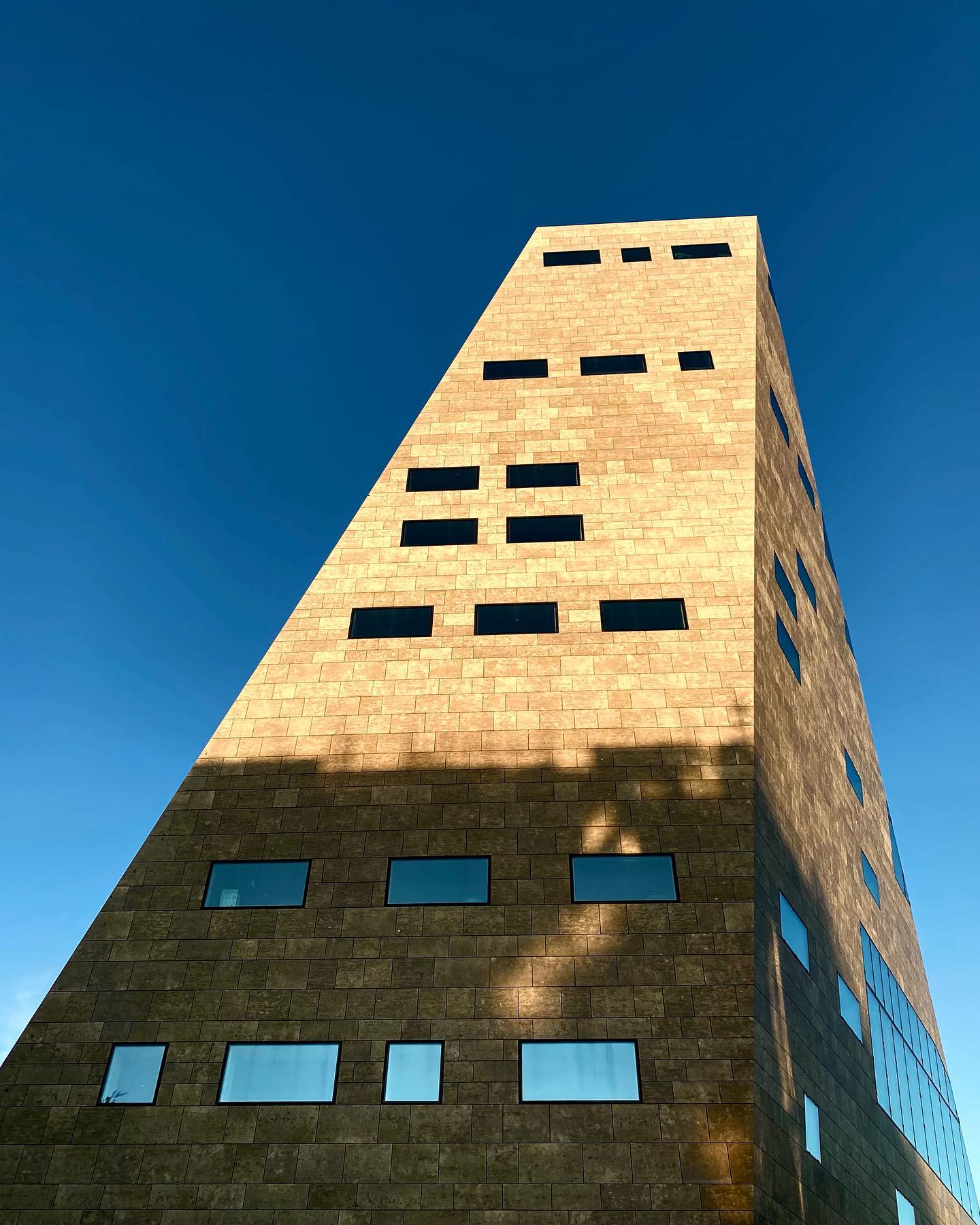 Forum Groningen.
#shotoniphone #architecture #architecturephotography #artsy #photography #iphonephotography #groningen #visitgroningen #netherlands #forumgroningen