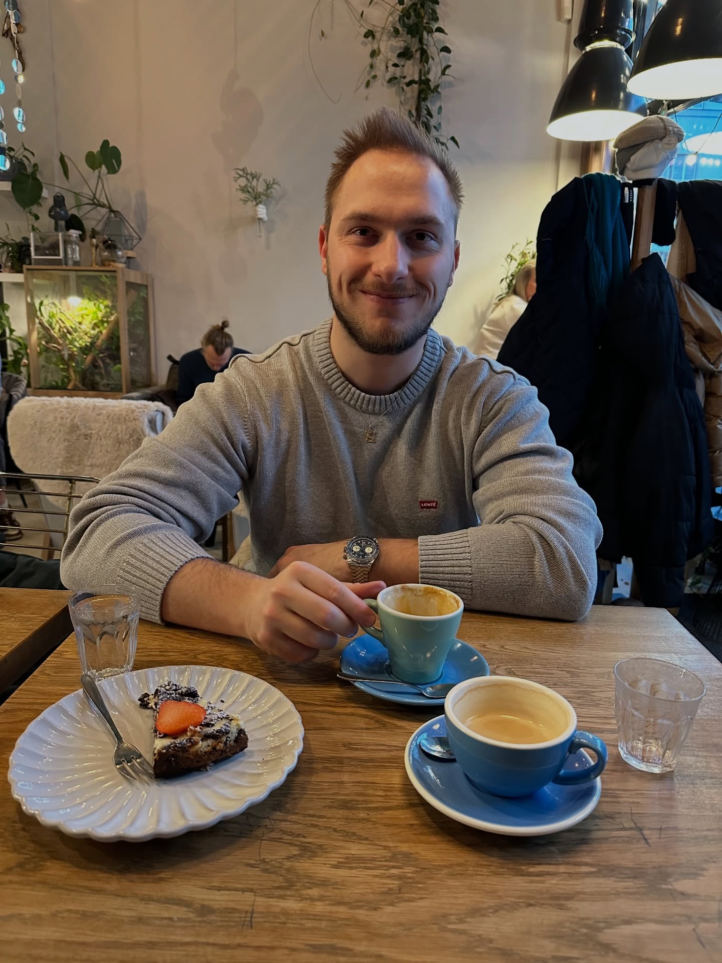 Balanc; „když je hodně práce je potřeba myslet i na sebe a vlastní odpočinek.” Nově se více věnuju svému tréninku, výživě a regeneraci. Doporučuji každému myslet i na sebe, poté narůstá energie a sílí inspirace a životní rozhled.
Budu více sdílet, to co žiju a brzy vás dotoho zapojím. Můžete se přidat a pojedeme společně pokud budete chtít. 💪🏽🤗 #nevergonnastop
A jak makáte vy? 🤔
Honza
#brotastraining #brotafitness #brotas #posilovanI