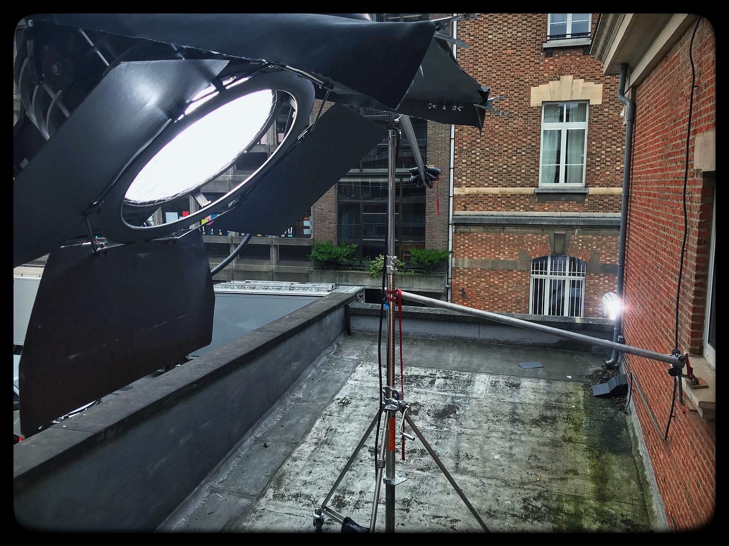 Alpha 4k + boom @driesleerschool key grip @k5600europe @liteslighting #gafferlife #vivirrodando #bestcrew #lightingcrew #cinematographer #daniparri #blackbeachfilm #brussels🇧🇪 #gaffer