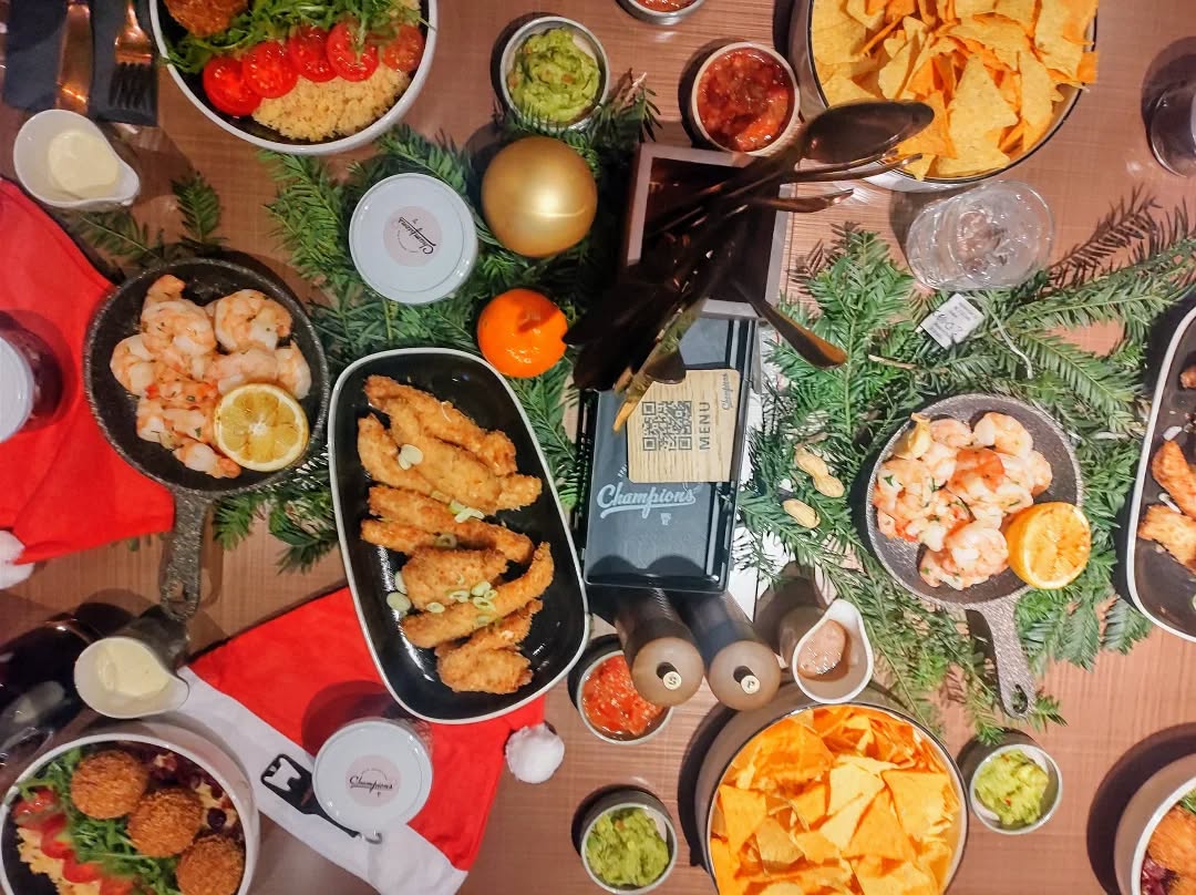 Weihnachtliches "Friendsmas Dinner" plus Champions League gucken in der Champions Bar
@championsmunich @marriottpr_germany @munichmarriott #friendsmas #dinner
#championsleague #fußball #championsbar #munichfoodlovers #scheewars