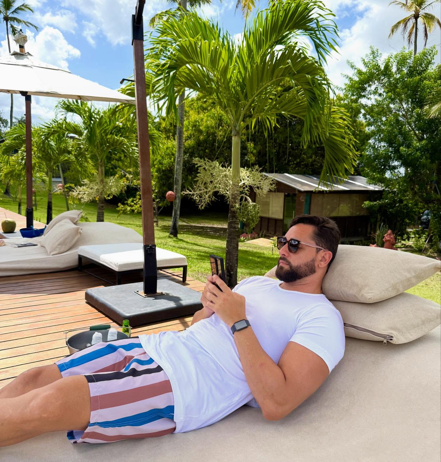 Estilo, conforto e sofisticação em cada detalhe.
Nosso modelo veste blusa em malha peruana, conhecida pela maciez incomparável, toque leve e caimento perfeito, garantindo conforto absoluto mesmo nos dias mais quentes.
Combinada com short praia de design moderno, essa proposta une versatilidade e elegância para momentos de lazer, viagens ou produções casuais cheias de personalidade.
Uma composição pensada para o homem que valoriza qualidade, conforto e estilo em qualquer ocasião.
✨ Essencial, moderno e atemporal.